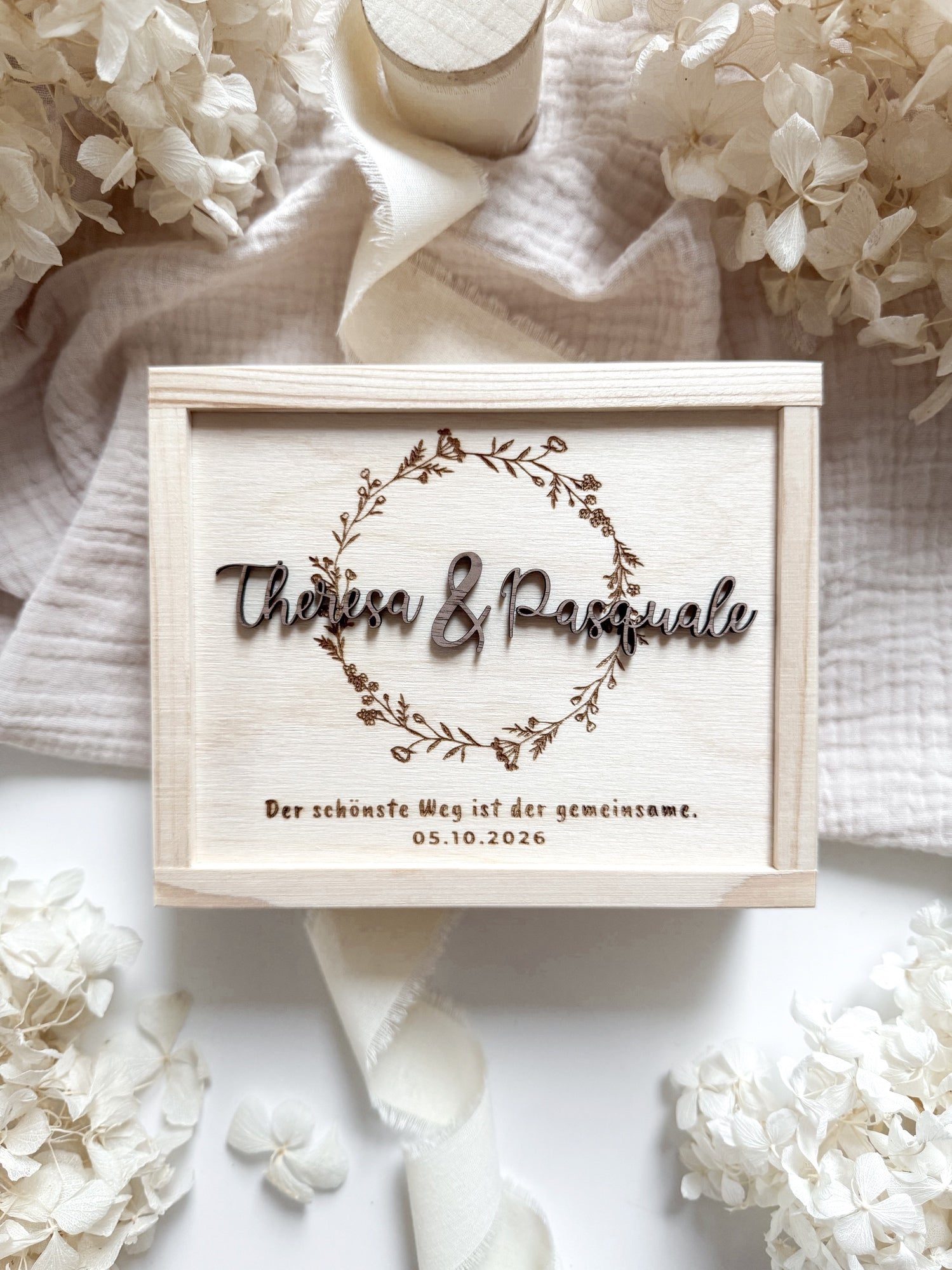 Personalisiertes Geldgeschenk aus Holz zur Hochzeit | Blumenkranz mit 3D-Schriftzug