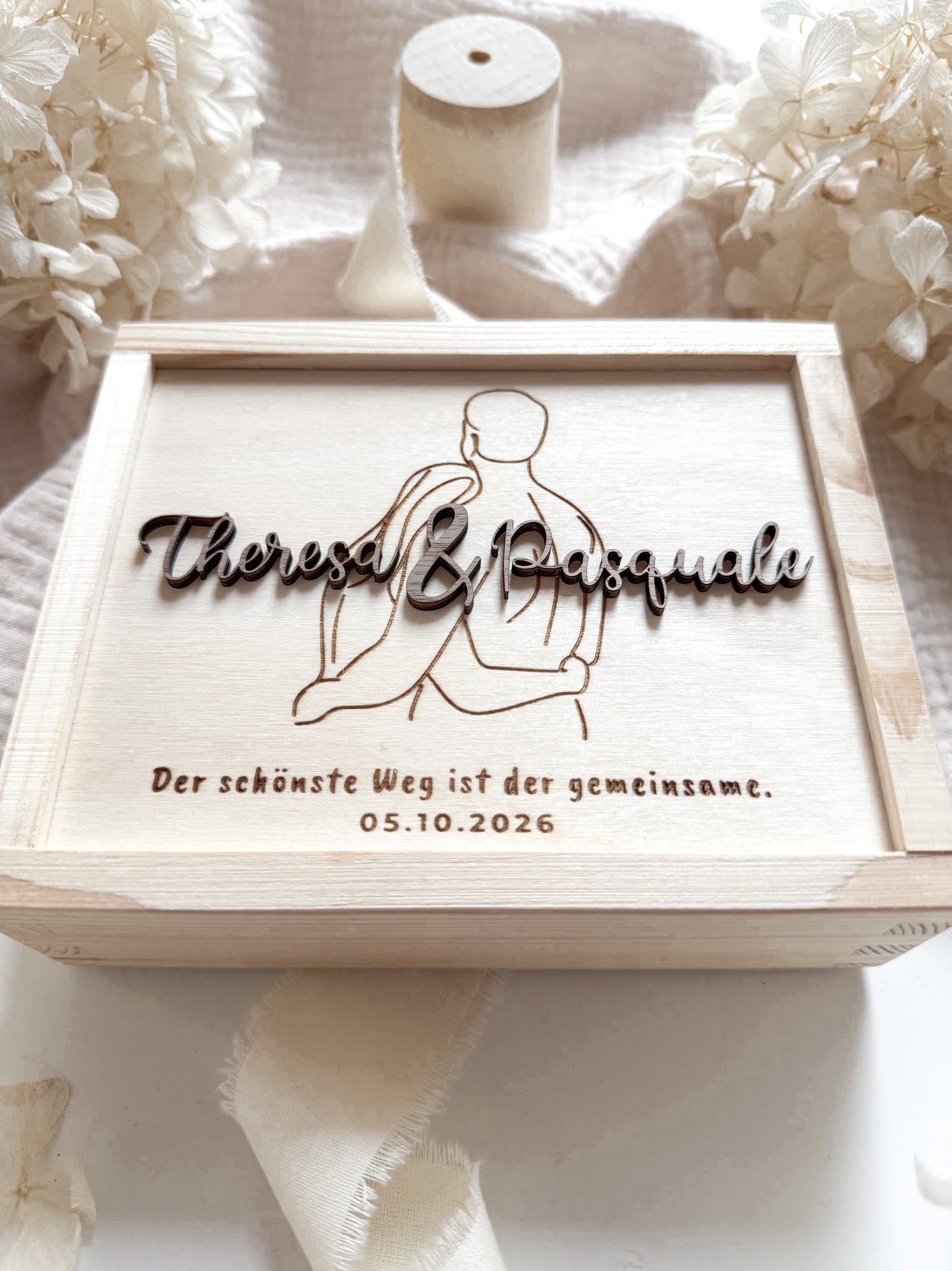 Personalisiertes Geldgeschenk aus Holz zur Hochzeit | Paar mit 3D-Schriftzug