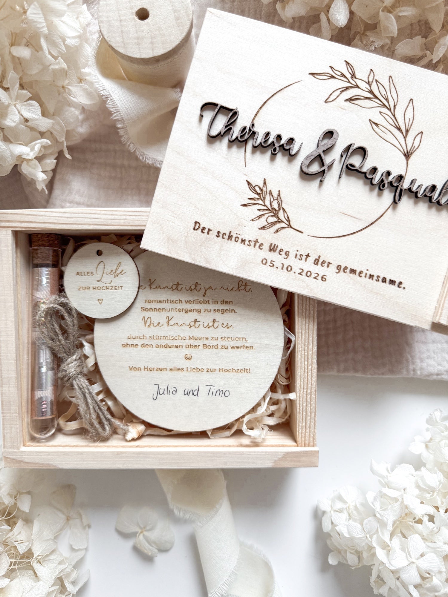 Personalisiertes Geldgeschenk aus Holz zur Hochzeit | Olivenkranz mit 3D-Schriftzug