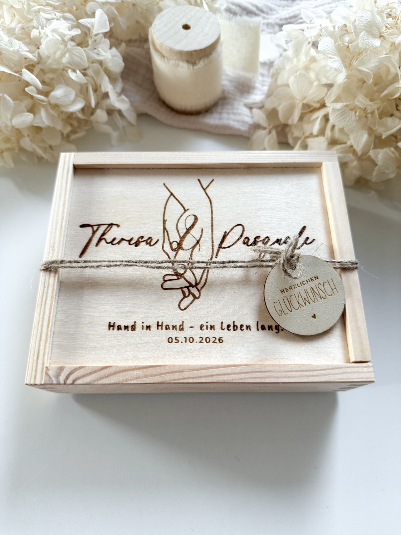 Personalisiertes Geldgeschenk aus Holz zur Hochzeit | Hände