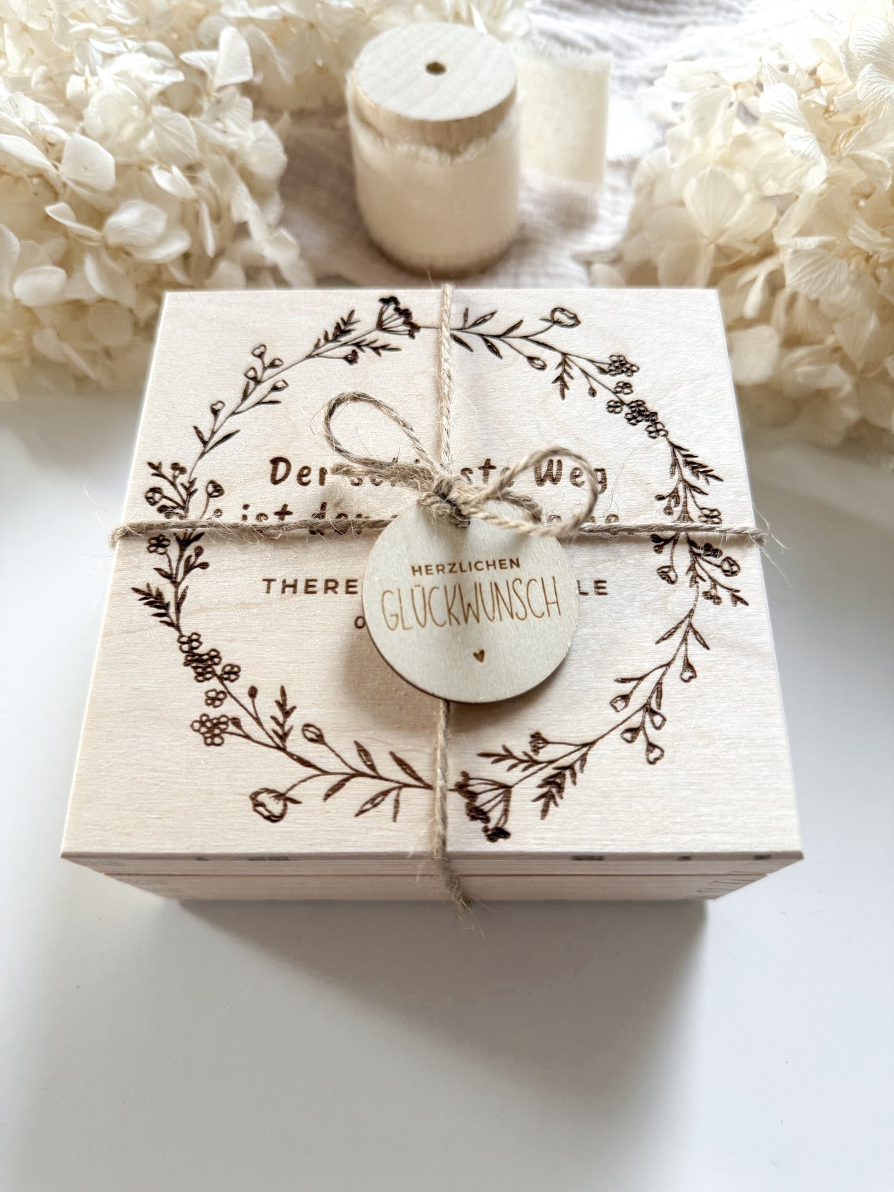 Personalisiertes Geldgeschenk aus Holz zur Hochzeit | Blumenkranz