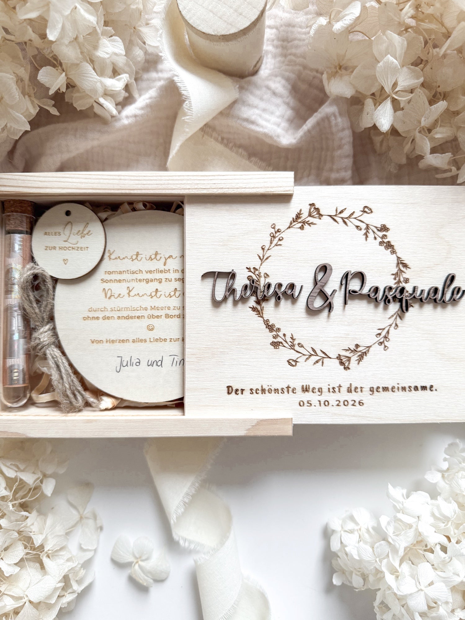 Personalisiertes Geldgeschenk aus Holz zur Hochzeit | Blumenkranz mit 3D-Schriftzug