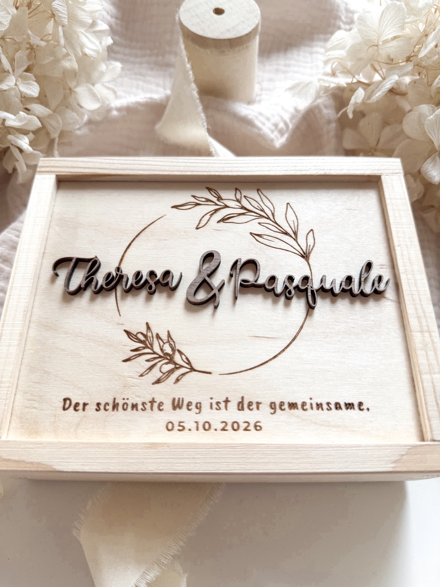 Personalisiertes Geldgeschenk aus Holz zur Hochzeit | Olivenkranz mit 3D-Schriftzug