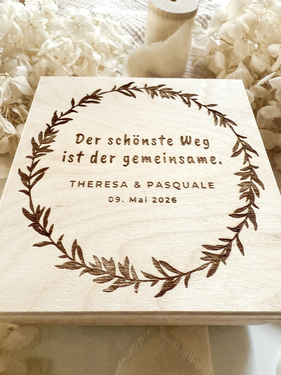 Personalisiertes Geldgeschenk aus Holz zur Hochzeit | Olivenblätterkranz