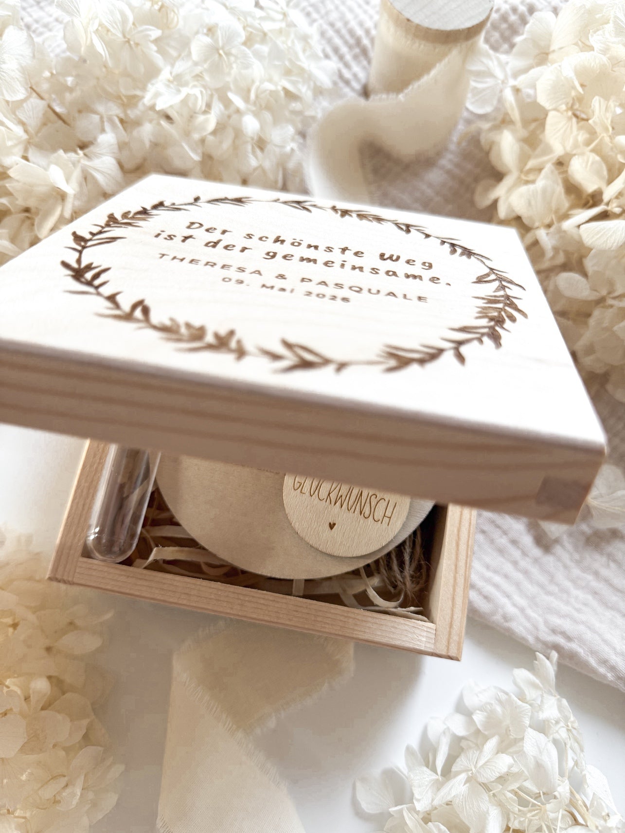 Personalisiertes Geldgeschenk aus Holz zur Hochzeit | Olivenblätterkranz