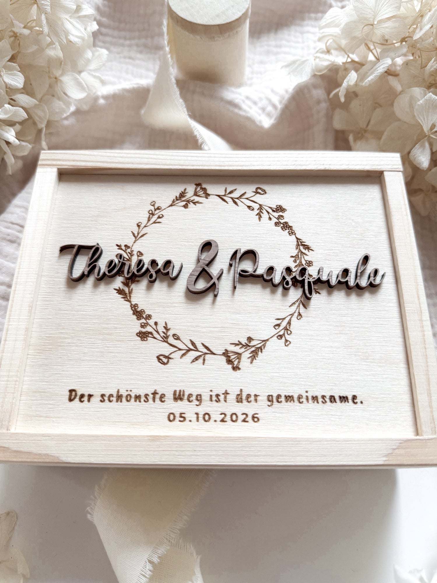 Personalisiertes Geldgeschenk aus Holz zur Hochzeit | Blumenkranz mit 3D-Schriftzug