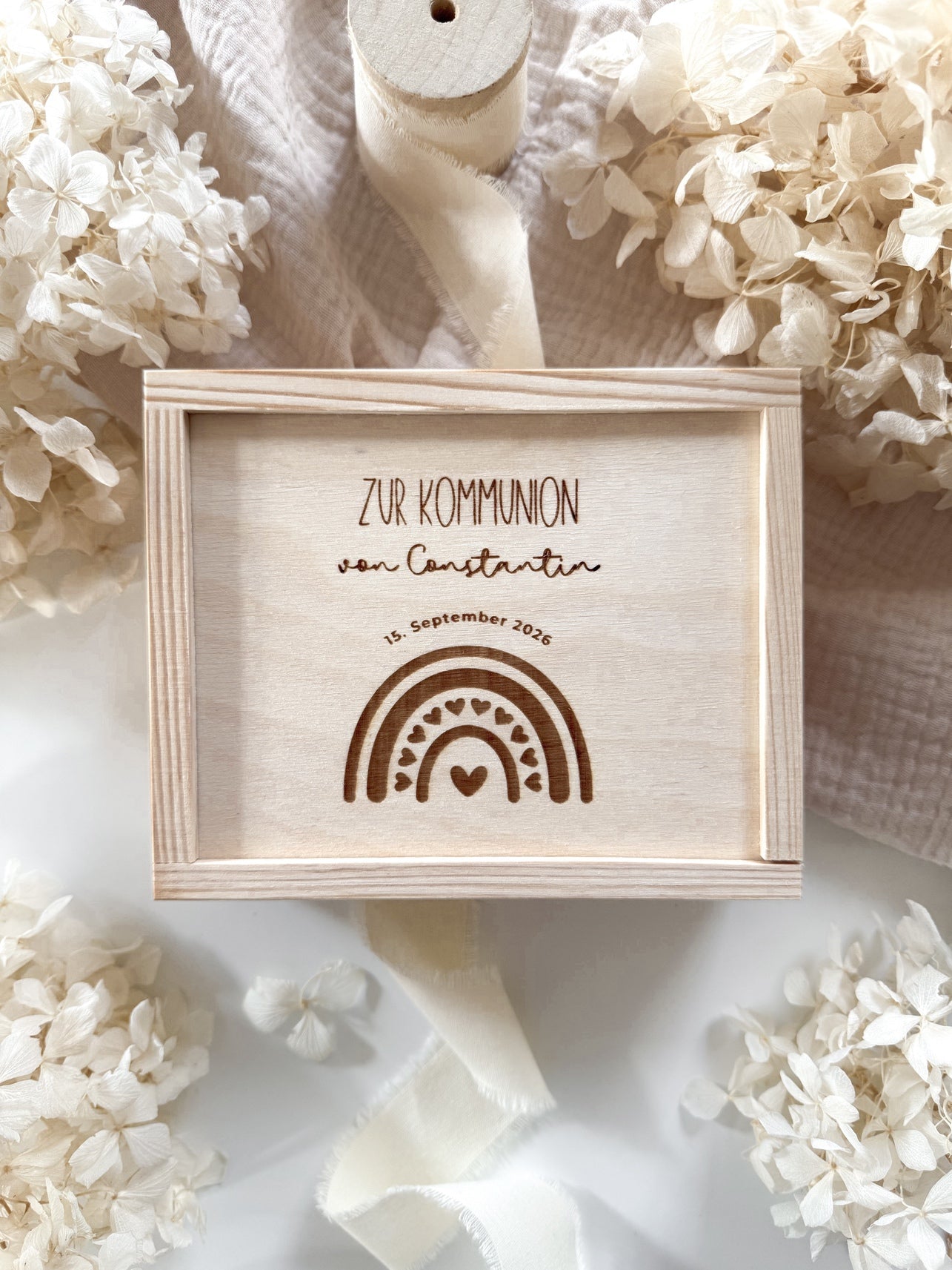 Personalisiertes Geldgeschenk aus Holz zur Kommunion | Regenbogen
