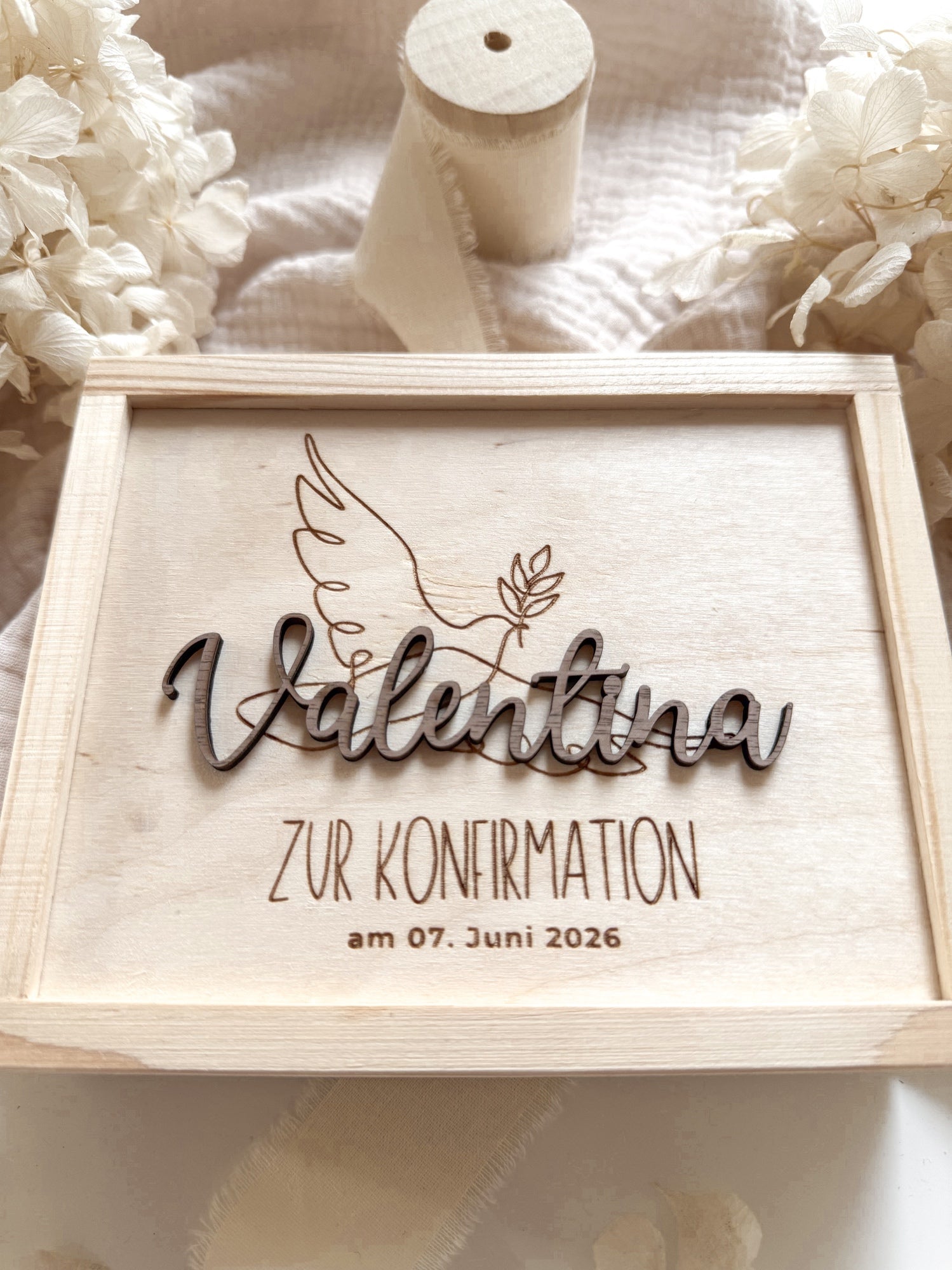 Personalisiertes Geldgeschenk aus Holz zur Konfirmation | Taube mit 3D-Schriftzug