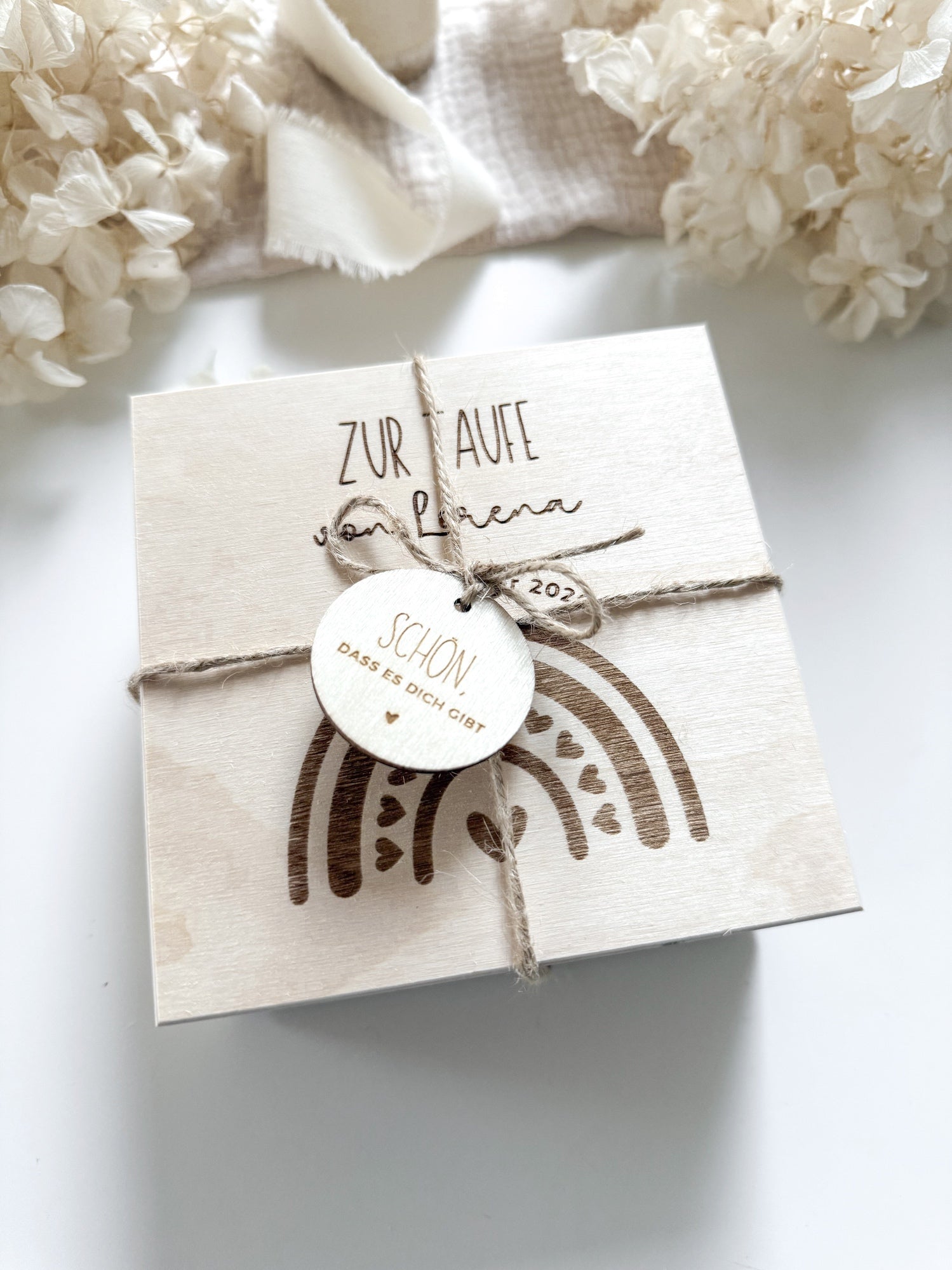 Personalisiertes Geldgeschenk aus Holz zur Taufe | Regenbogen