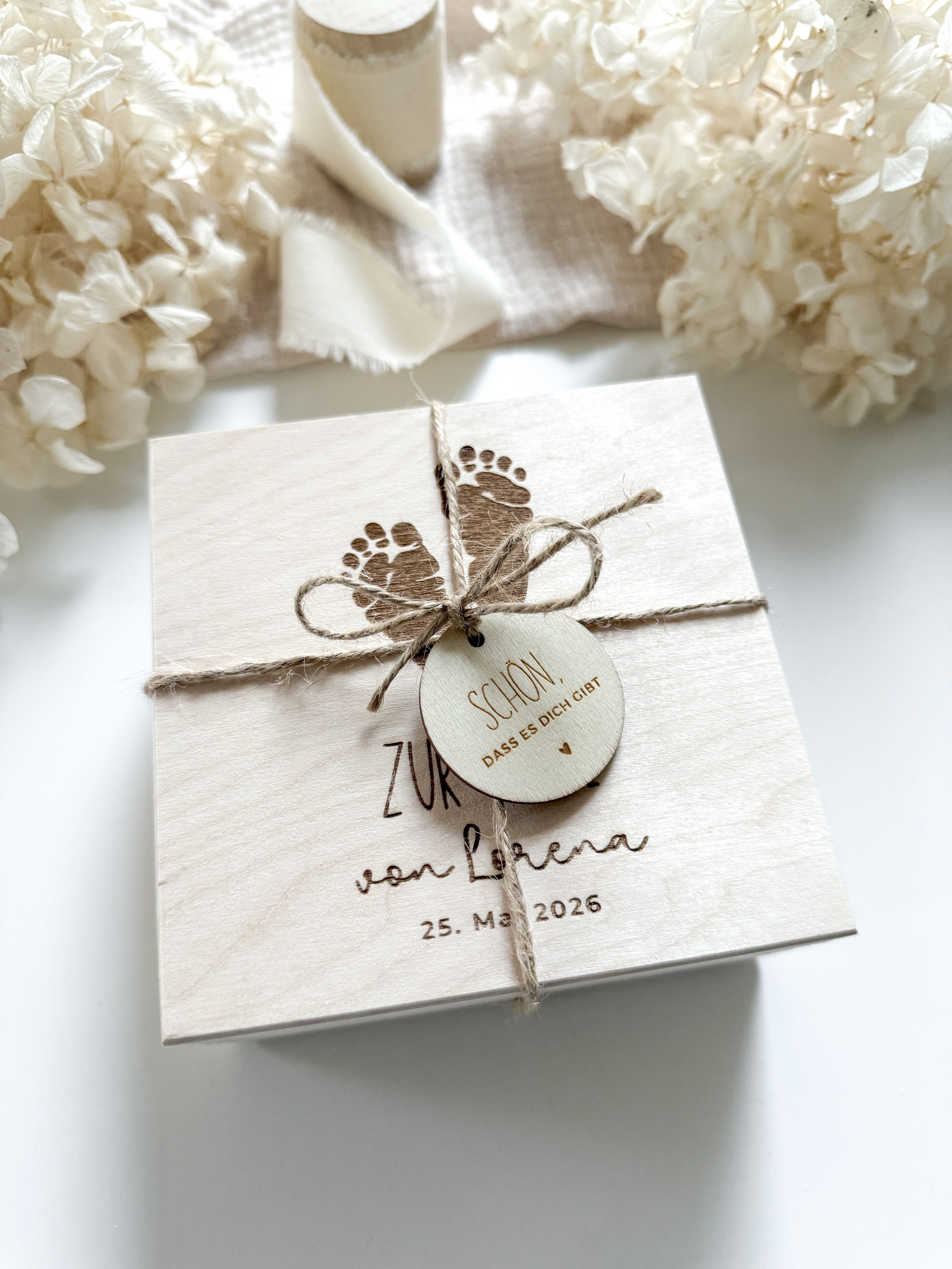 Personalisiertes Geldgeschenk aus Holz zur Taufe | Füße