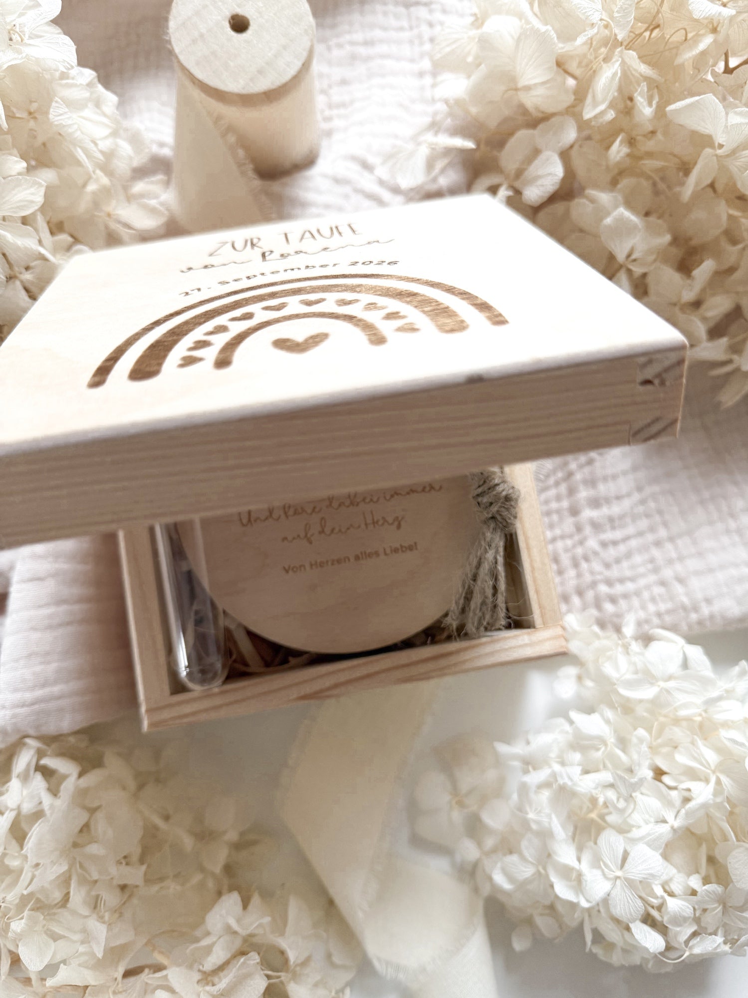 Personalisiertes Geldgeschenk aus Holz zur Taufe | Regenbogen