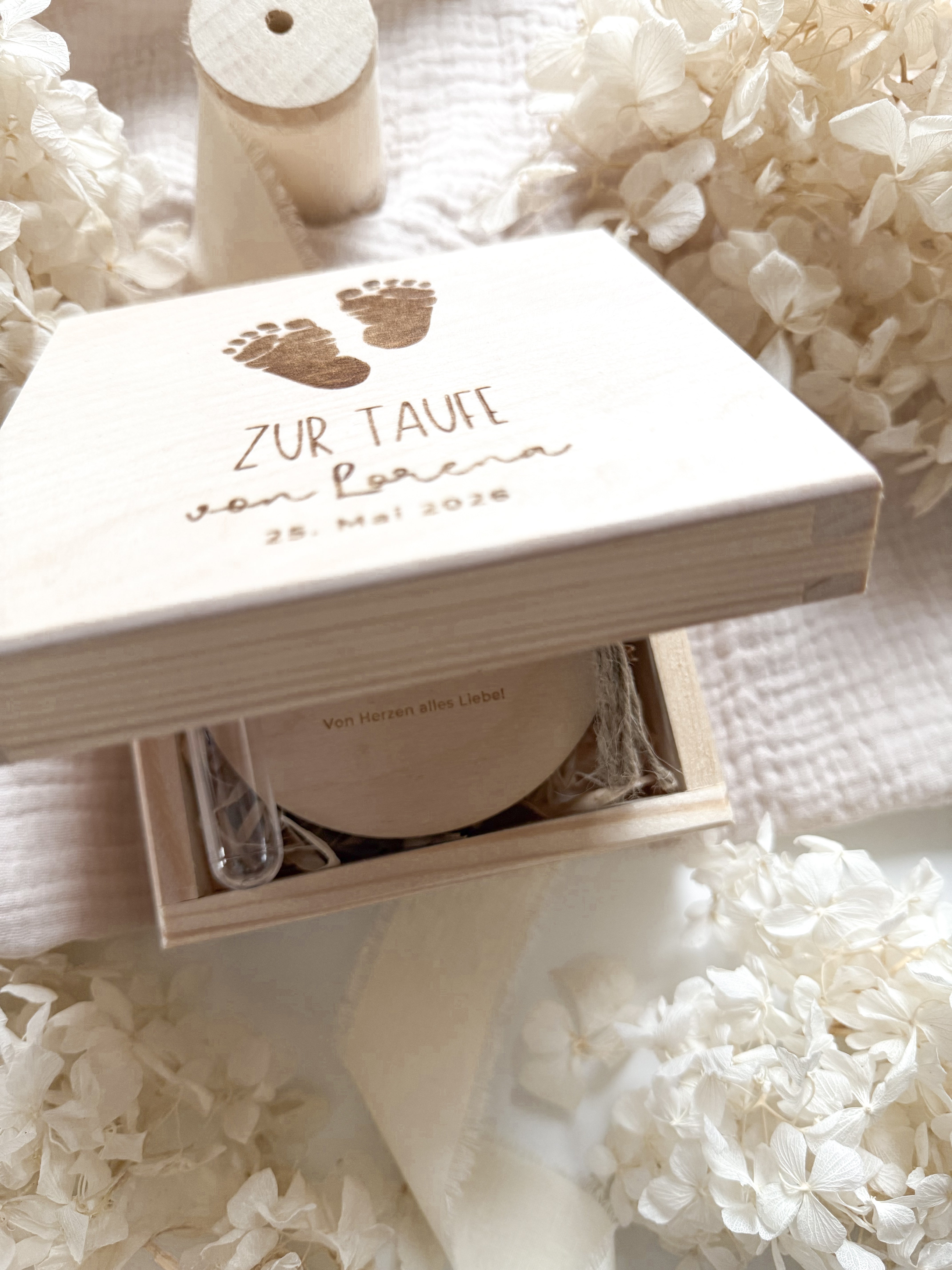 Personalisiertes Geldgeschenk aus Holz zur Taufe | Füße