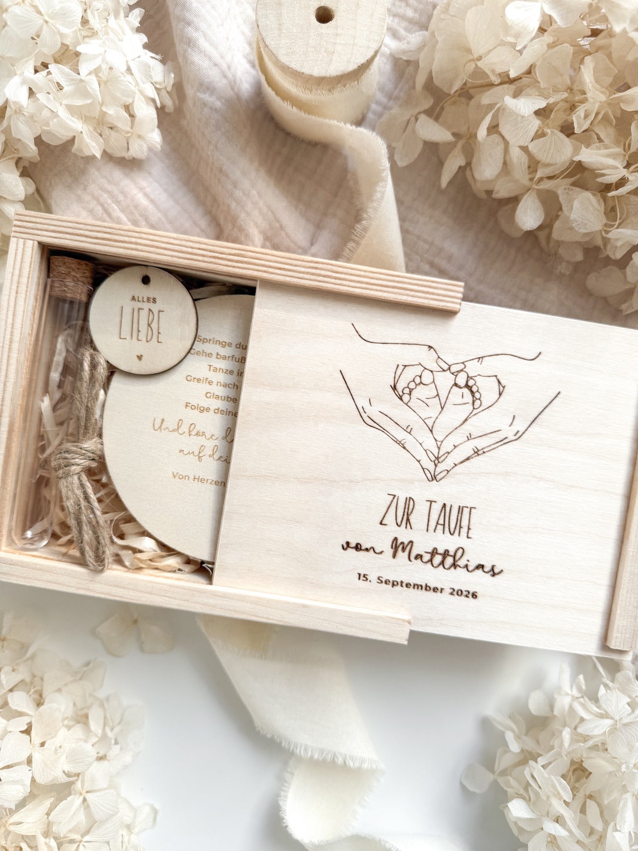 Personalisiertes Geldgeschenk aus Holz zur Taufe | Füße