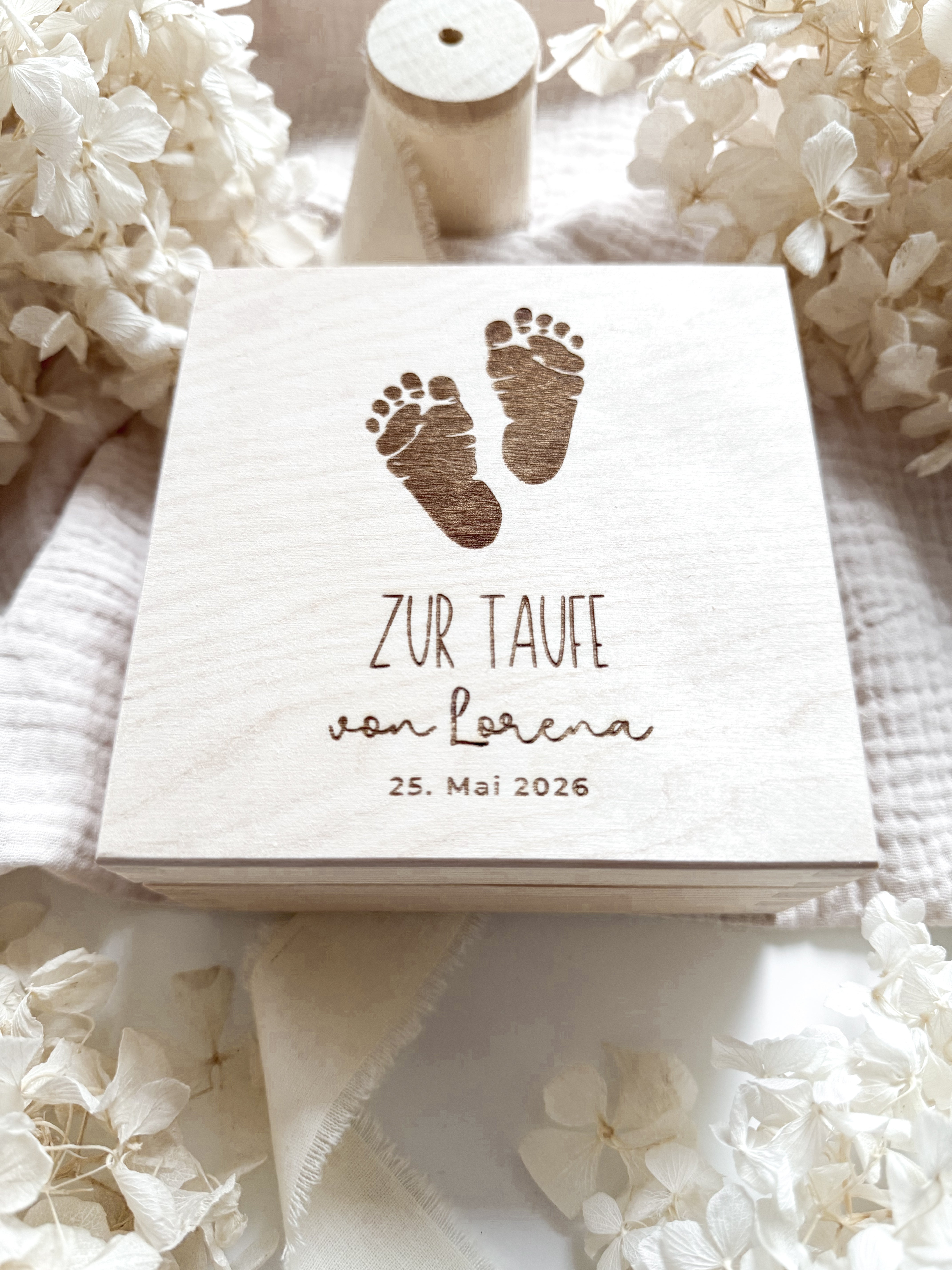 Personalisiertes Geldgeschenk aus Holz zur Taufe | Füße