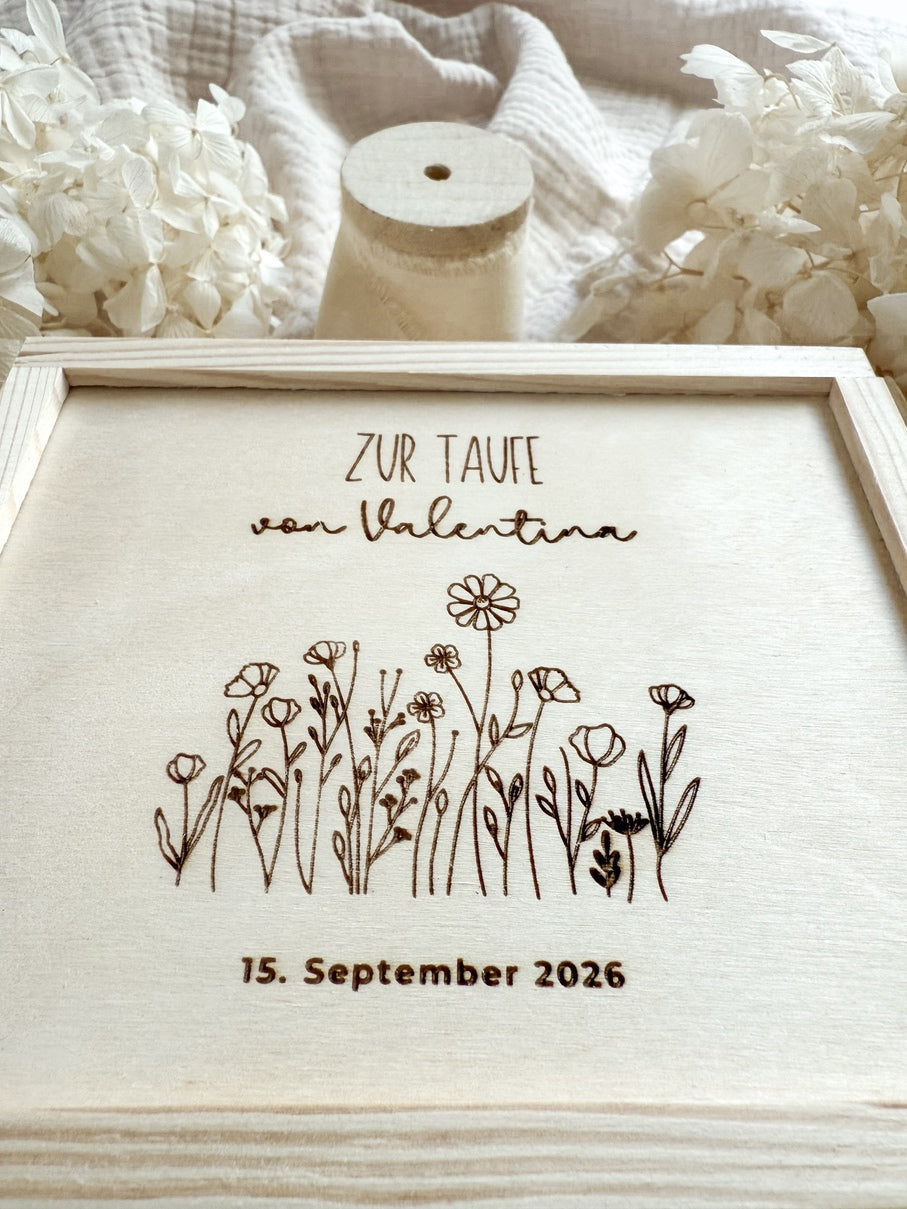 Personalisiertes Geldgeschenk aus Holz zur Taufe | Blumenwiese