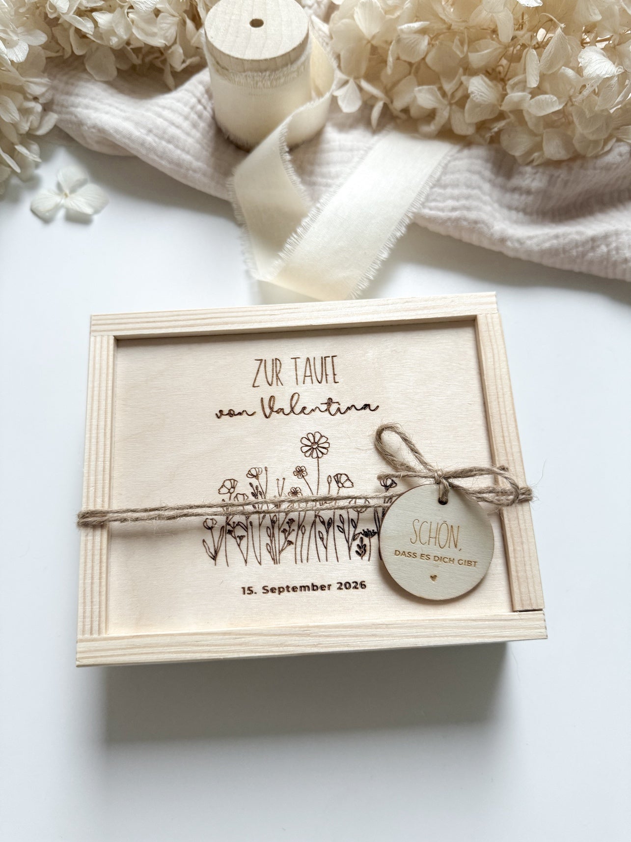 Personalisiertes Geldgeschenk aus Holz zur Taufe | Blumenwiese