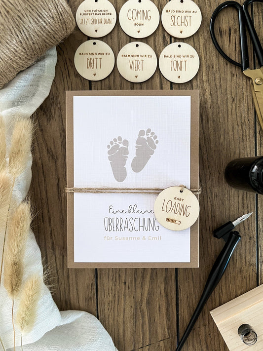 Geschenkschachtel mit Holzkarte zur Schwangerschaftsverkündung | Babyfüße