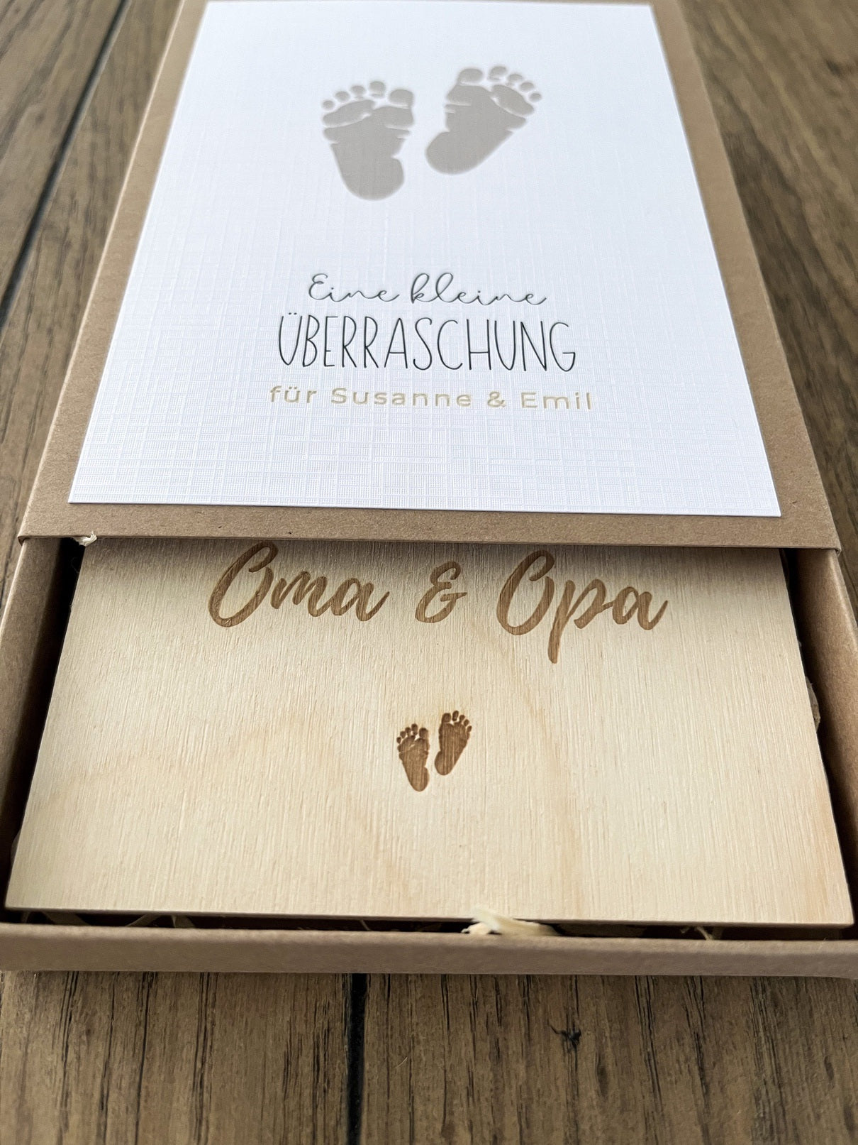 Geschenkschachtel mit Holzkarte zur Schwangerschaftsverkündung | Babyfüße