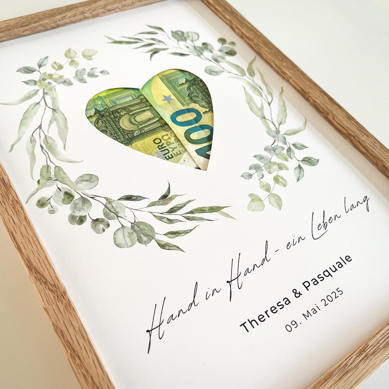 Personalisiertes Geldgeschenk zur Hochzeit mit Greenery-Eukalyptus-Motiv, Druckvorlage mit Herz-Ausschnitt zum selbst Ausdrucken.