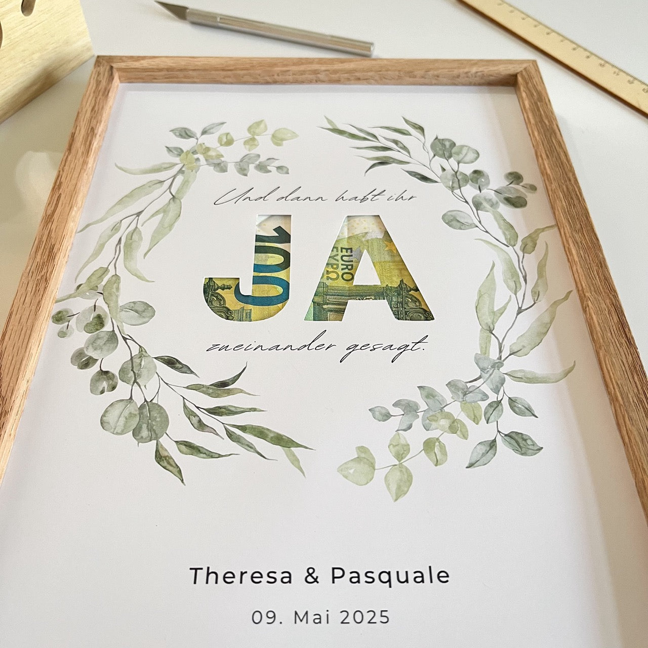 Personalisiertes Geldgeschenk zur Hochzeit mit Greenery-Eukalyptus-Kranz und JA-Ausschnitt für Geldscheine, digitale Druckvorlage.
