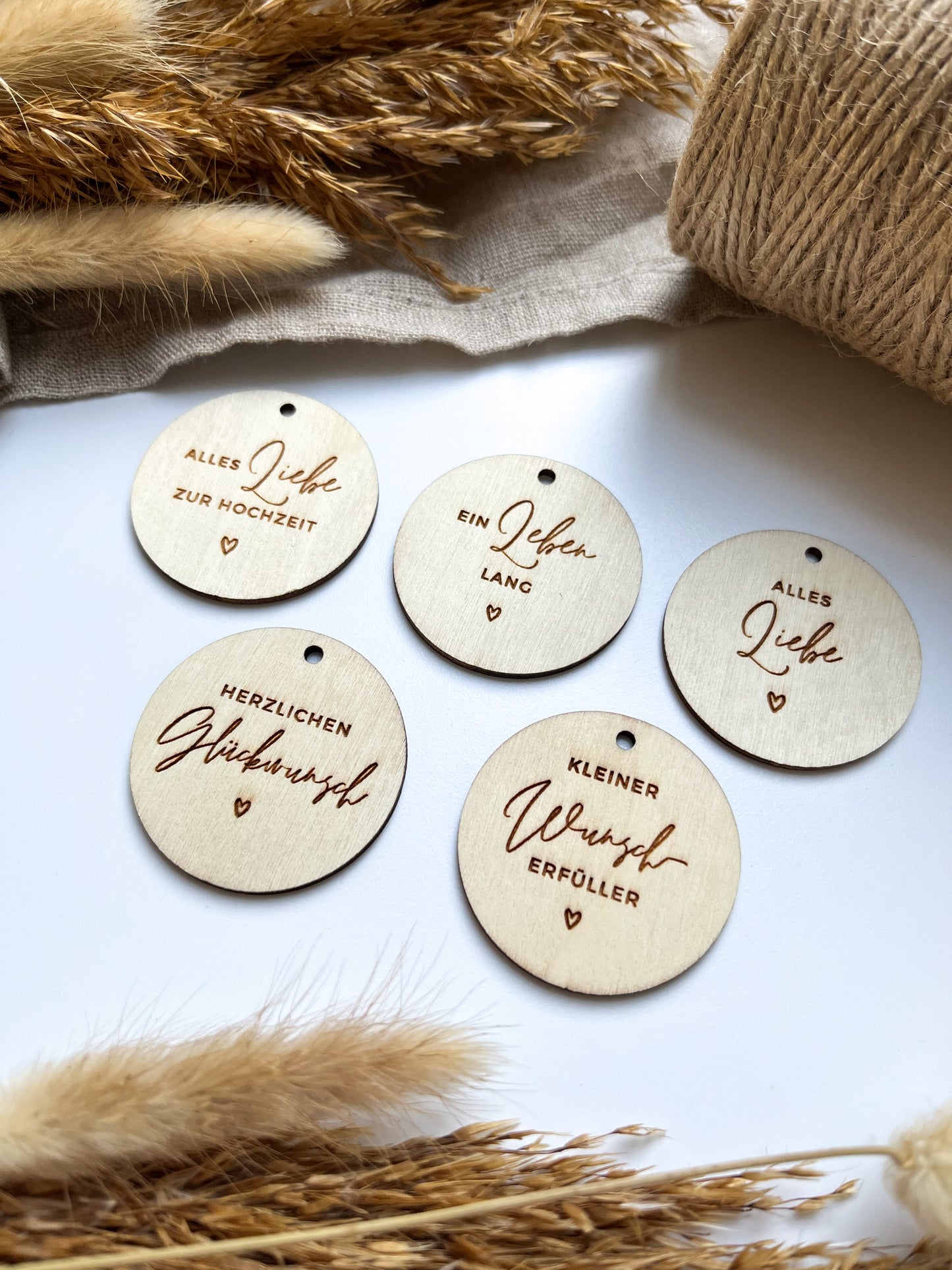 Personalisiertes Geldgeschenk aus Holz zur Hochzeit | Hände