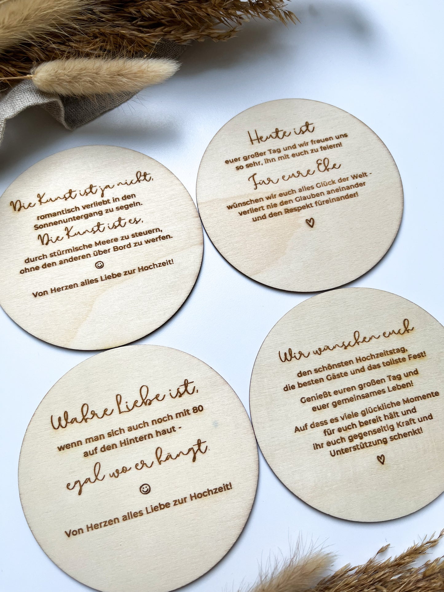 Personalisiertes Geldgeschenk aus Holz zur Hochzeit | Hände