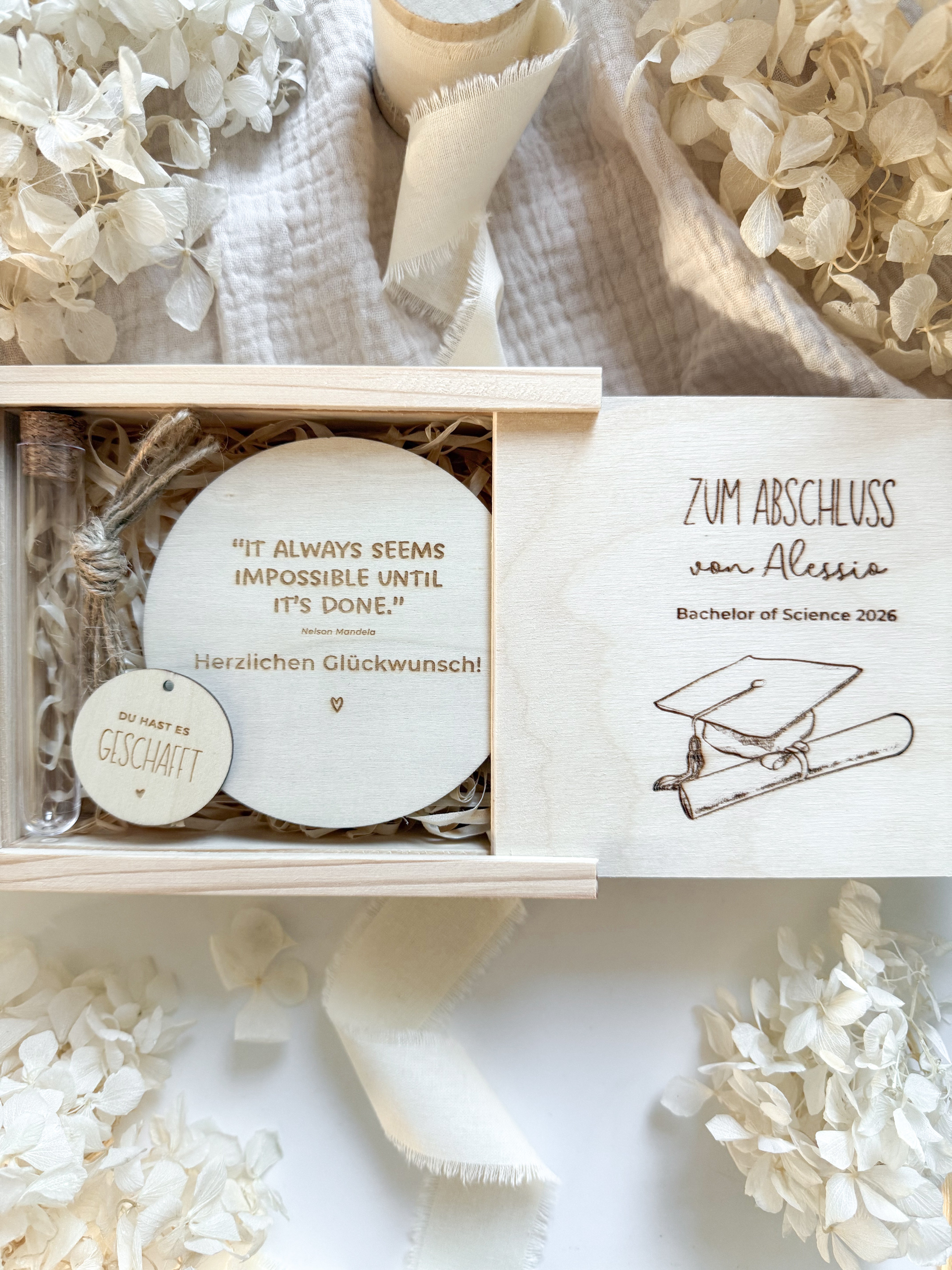 Personalisiertes Geldgeschenk zum Studiumsabschluss aus Holz