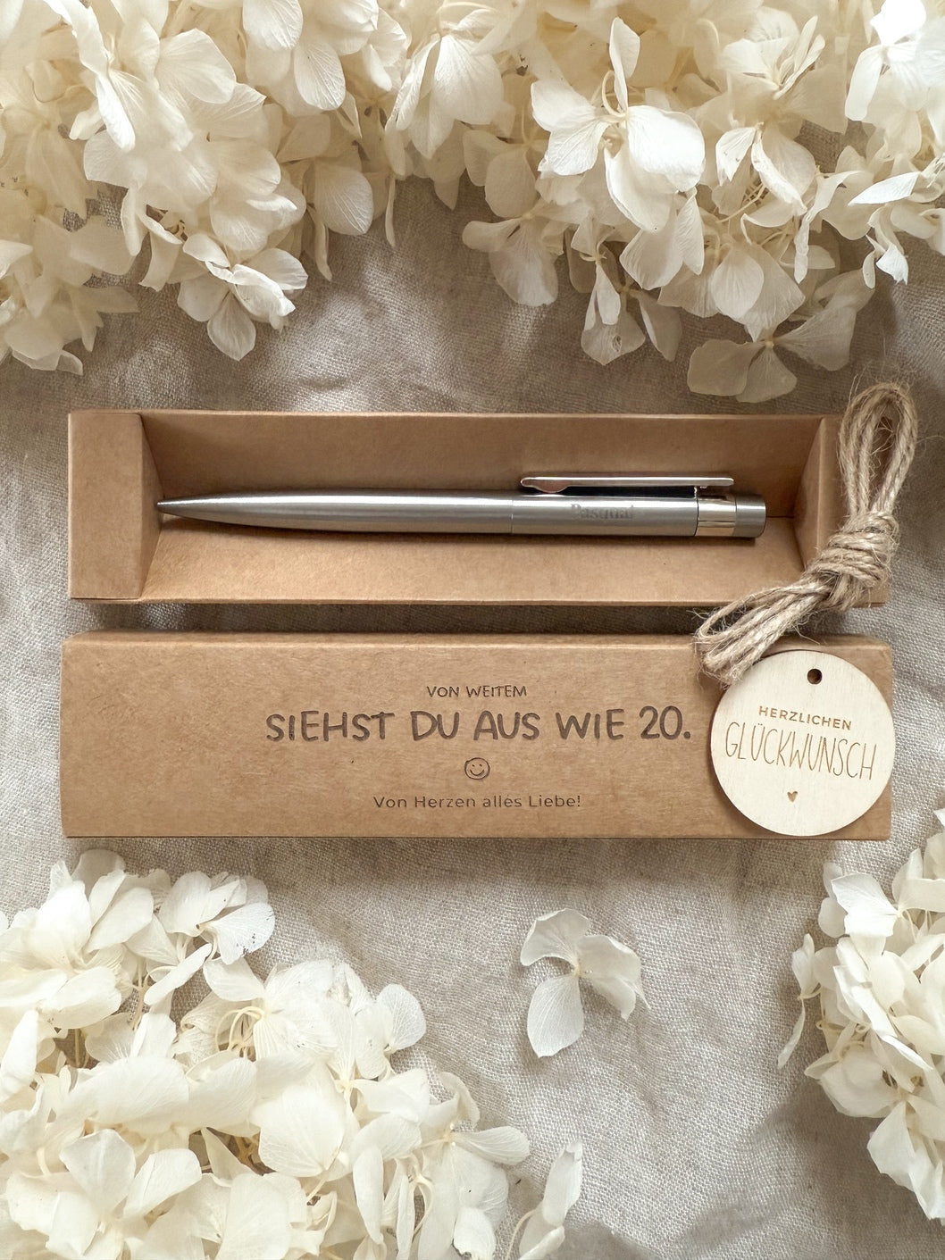 Personalisierter Kugelschreiber aus Edelstahl zum Geburtstag mit Geschenkbox | Von Weitem