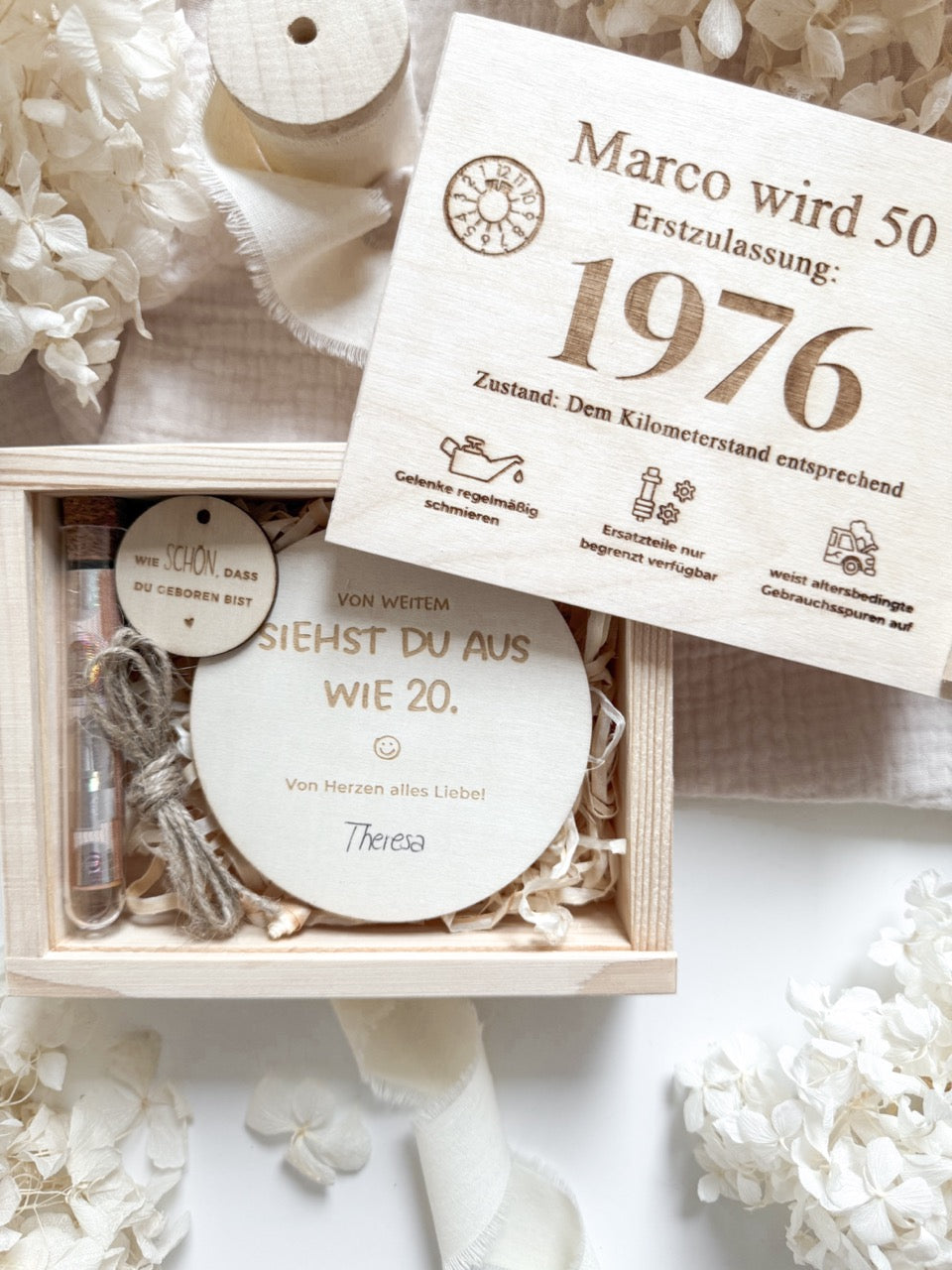 Geöffnete Holz Geschenkschachtel mit gravierter runder Holzscheibe Glückwunsch und Reagenzglas mit Korken für Geldscheine.
