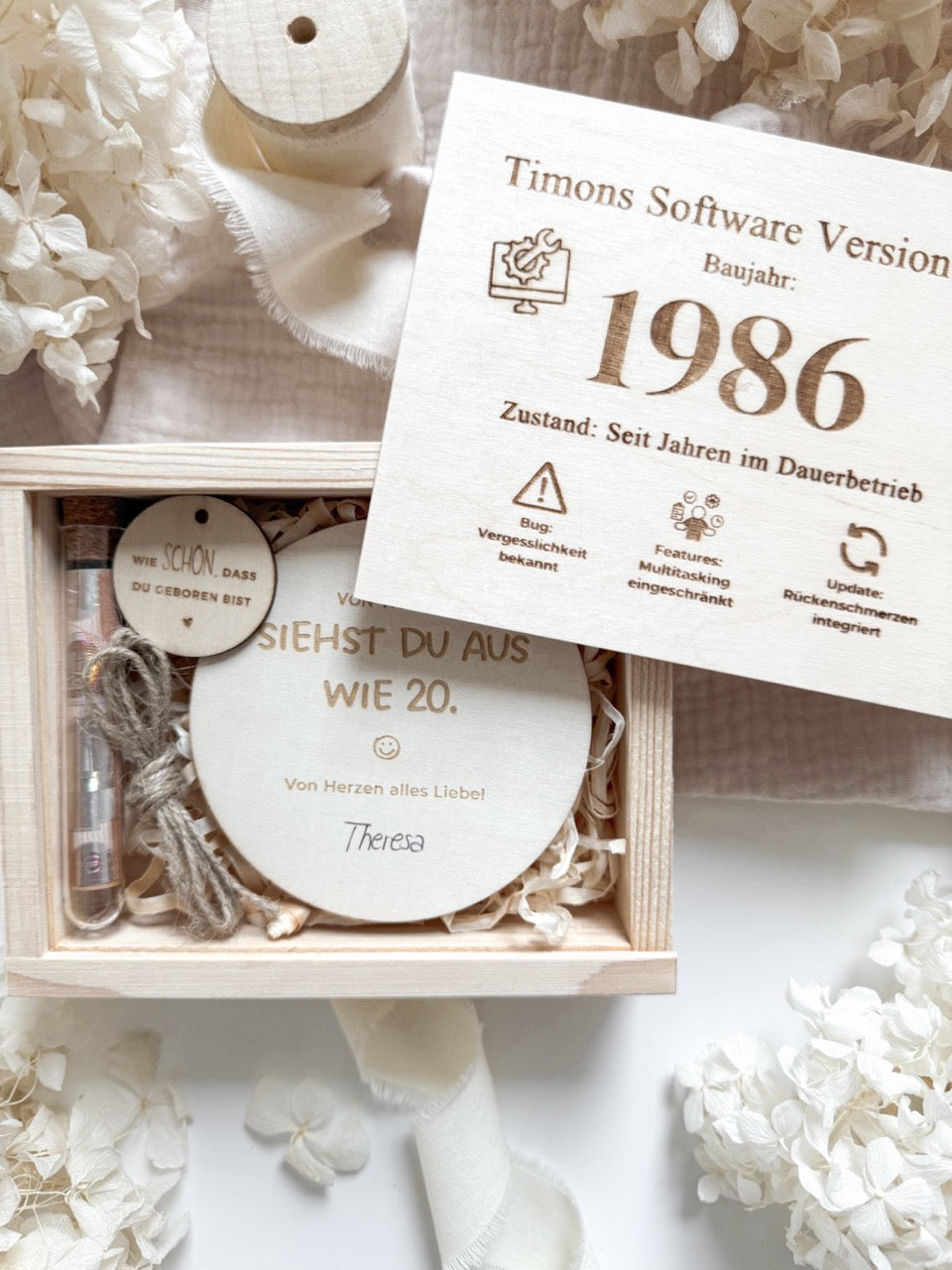 Geöffnete IT Geschenkschachtel aus Holz mit gravierter Glückwunsch Holzscheibe und Reagenzglas mit Korken für Geldscheine.