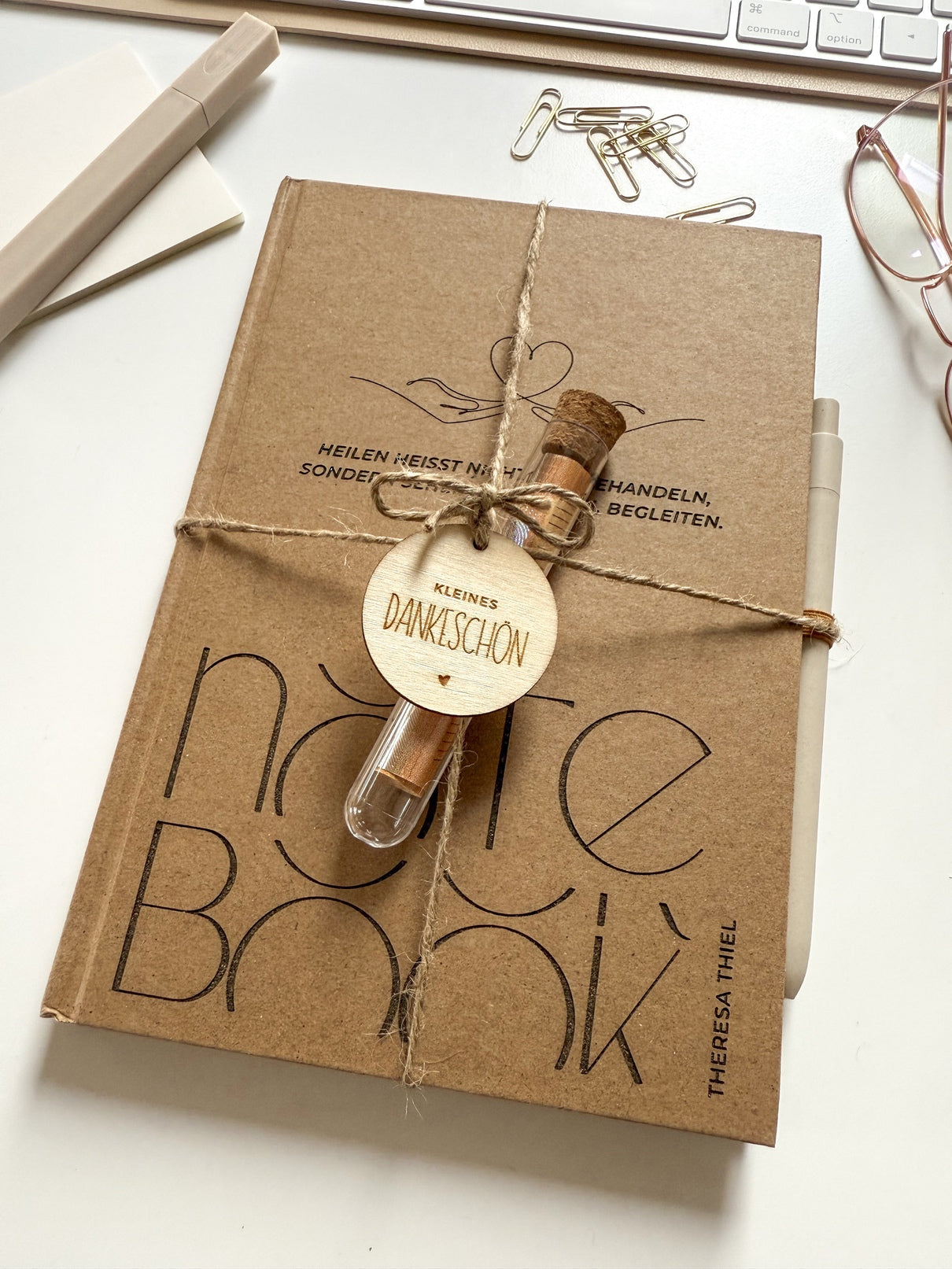 Personalisiertes Notizbuch als Dankeschön für Pflegekräfte, Ärzte & Therapeuten | Notizbuch (A5) mit Gravur und Stift