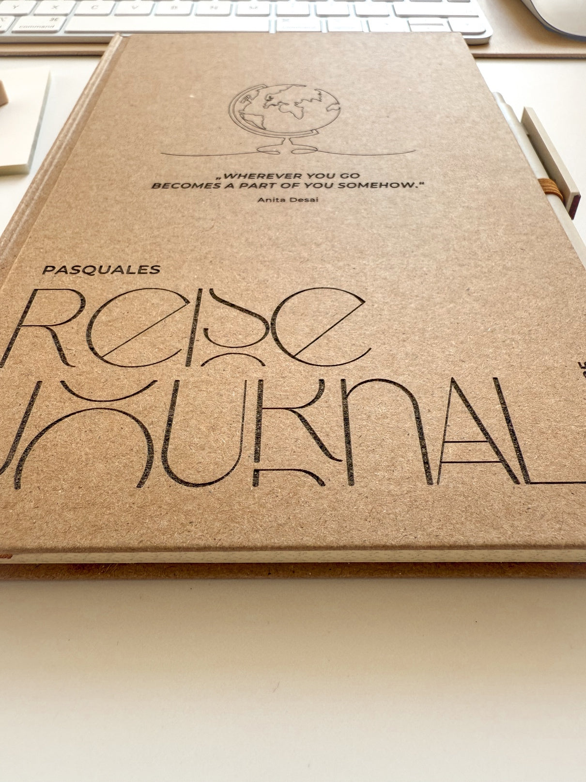 Personalisiertes Reise-Notizbuch mit Globus-Motiv | Notizbuch (A5) mit Gravur und Stift