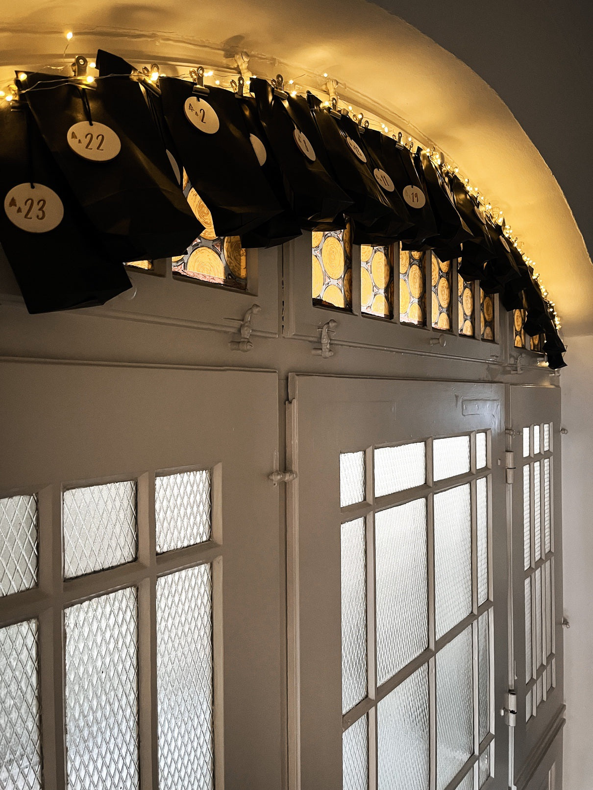 Adventskalenderzahlen | 24 Holzanhänger mit Tannenbaummotiv