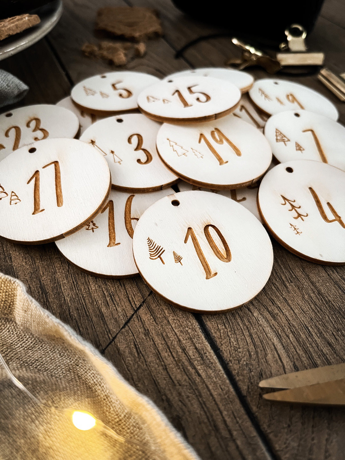 Adventskalenderzahlen | 24 Holzanhänger mit Tannenbaummotiv