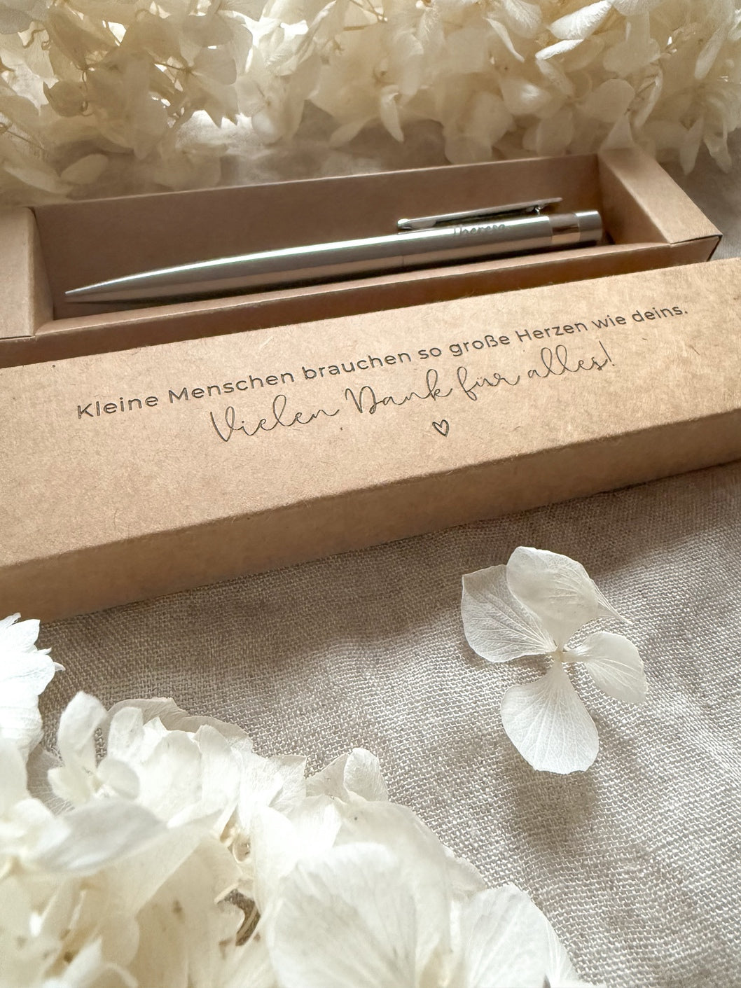 Personalisierter Kugelschreiber aus Edelstahl für Erzieherin oder Tagesmutter mit Gravur & Geschenkbox | Kleine Menschen