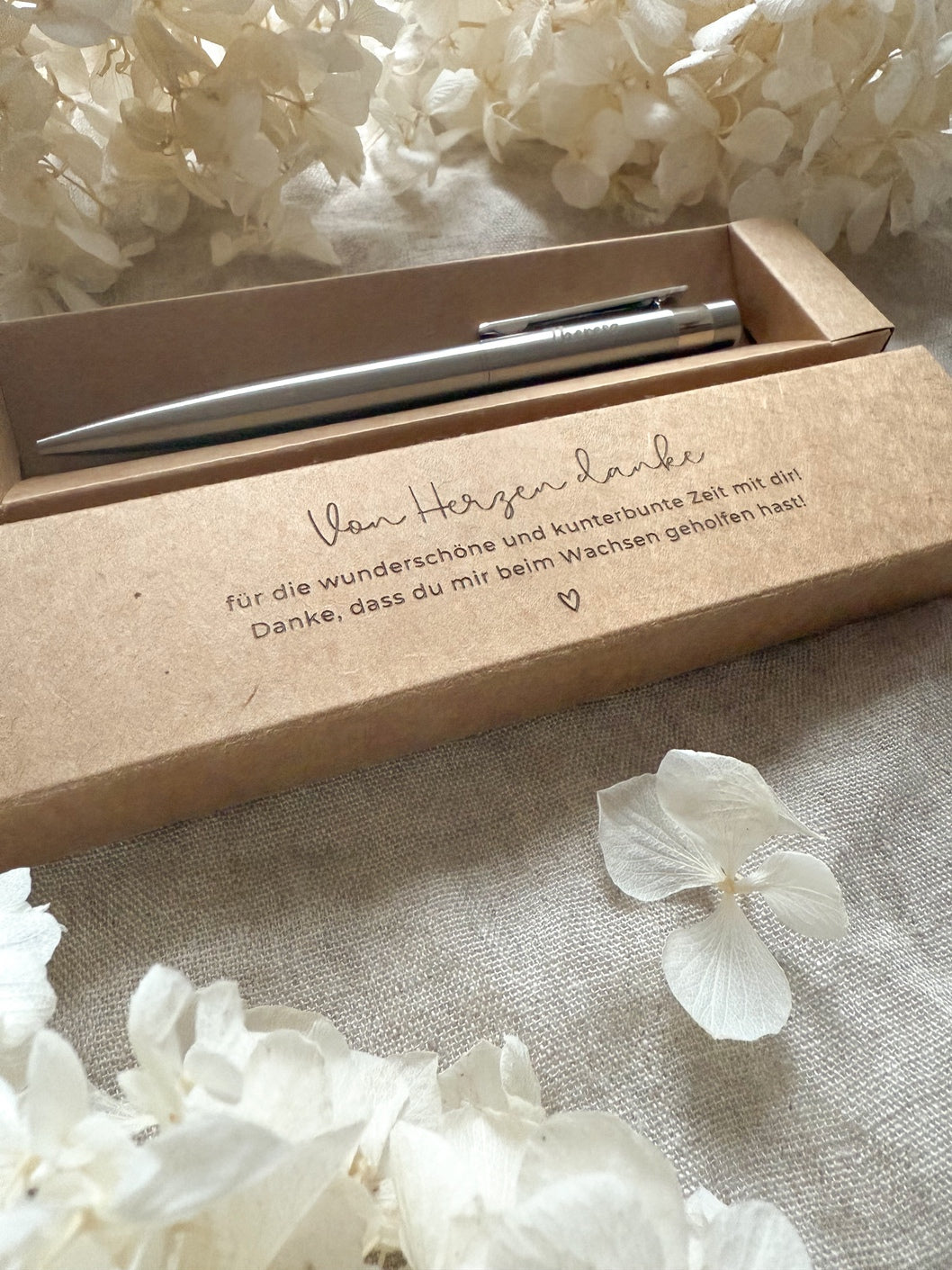 Personalisierter Kugelschreiber aus Edelstahl für Erzieherin oder Tagesmutter mit Gravur & Geschenkbox | Von Herzen