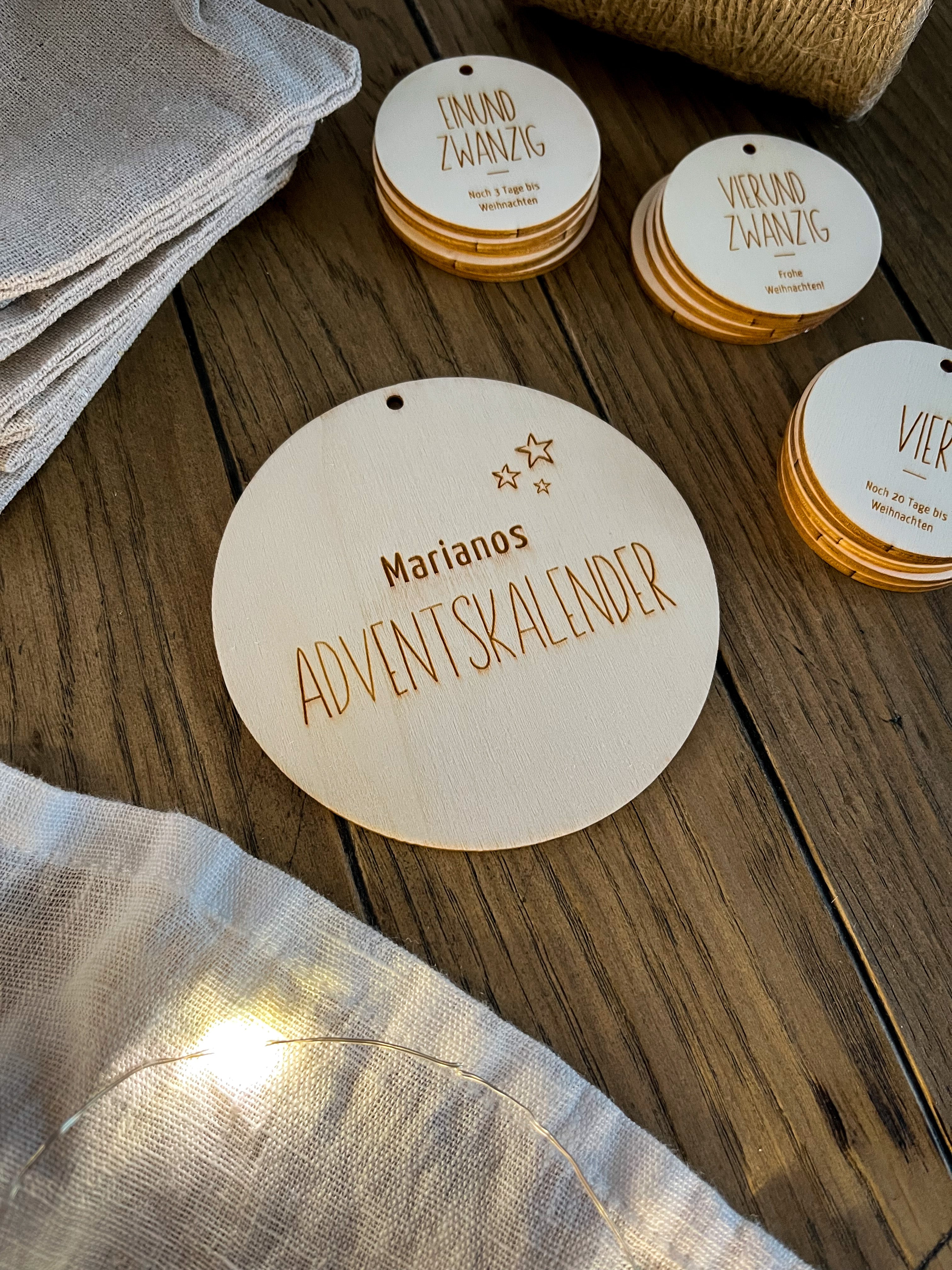 Adventskalenderzahlen | 24 Holzanhänger mit Tannenbaummotiv