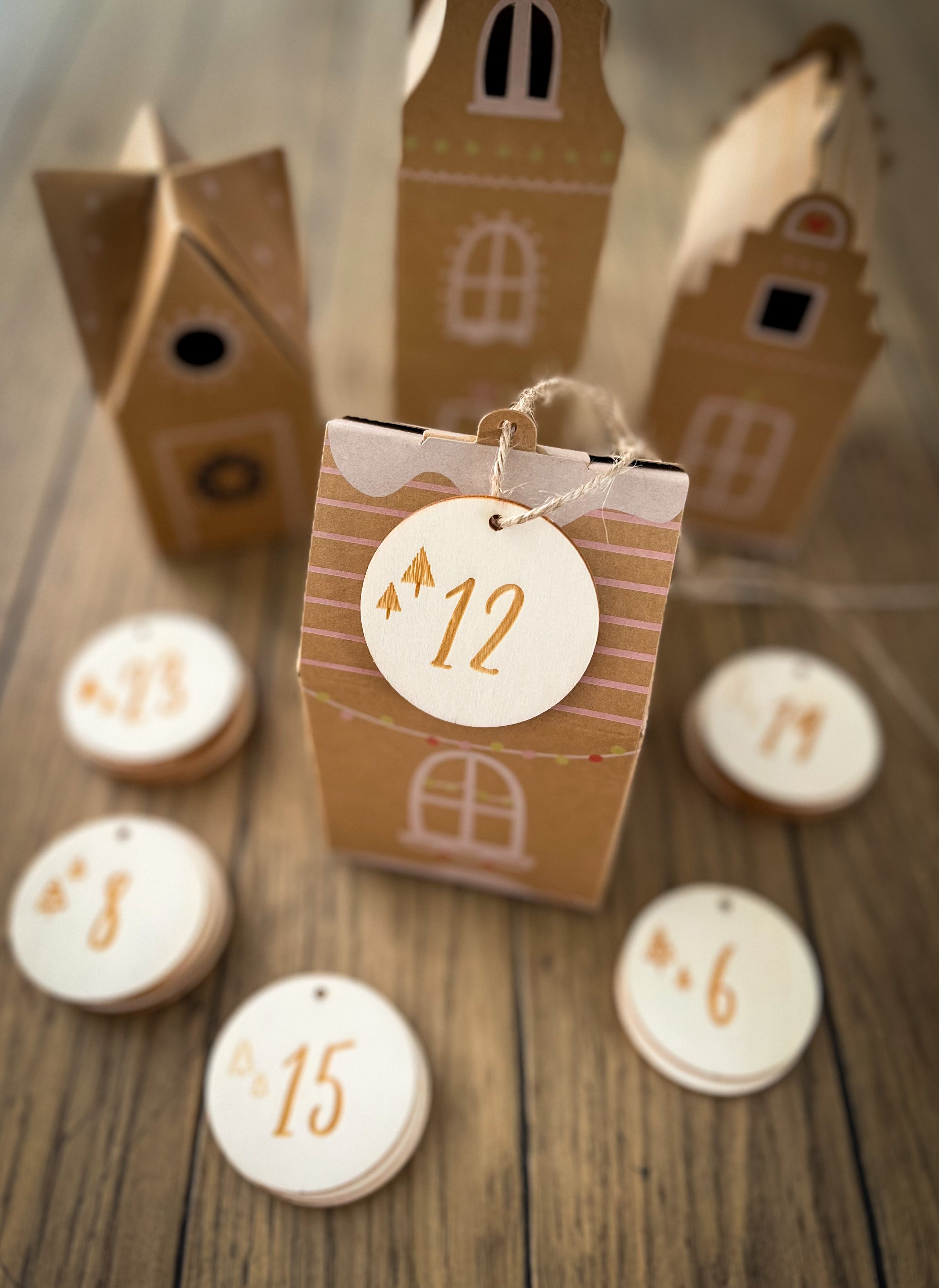 Adventskalenderzahlen | 24 Holzanhänger mit Tannenbaummotiv