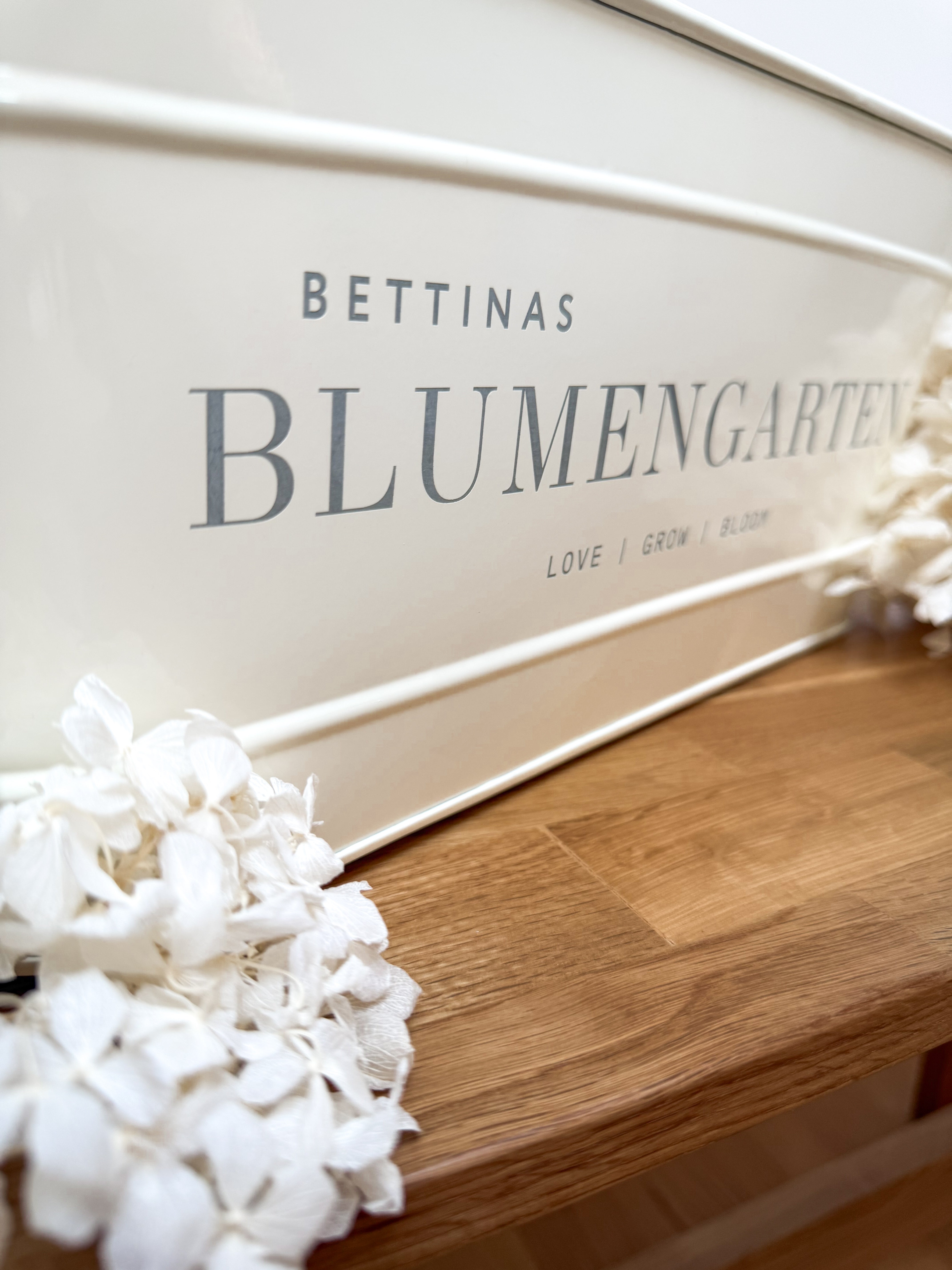 Personalisierter Metall-Blumenkasten "Blumengarten" | Gravur "Love Grow Bloom" | Geschenk für Mama & Oma