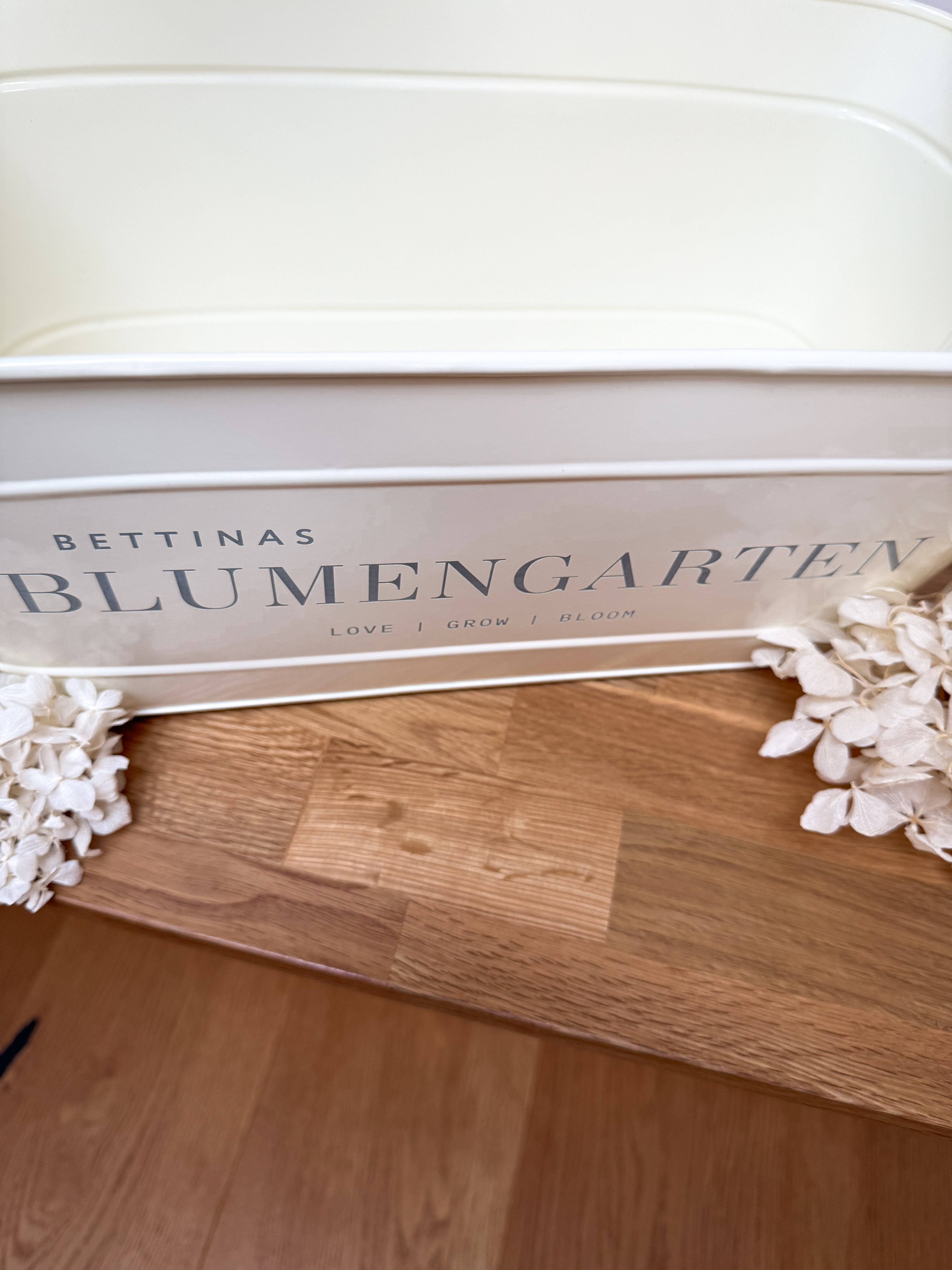 Personalisierter Metall-Blumenkasten "Blumengarten" | Gravur "Love Grow Bloom" | Geschenk für Mama & Oma