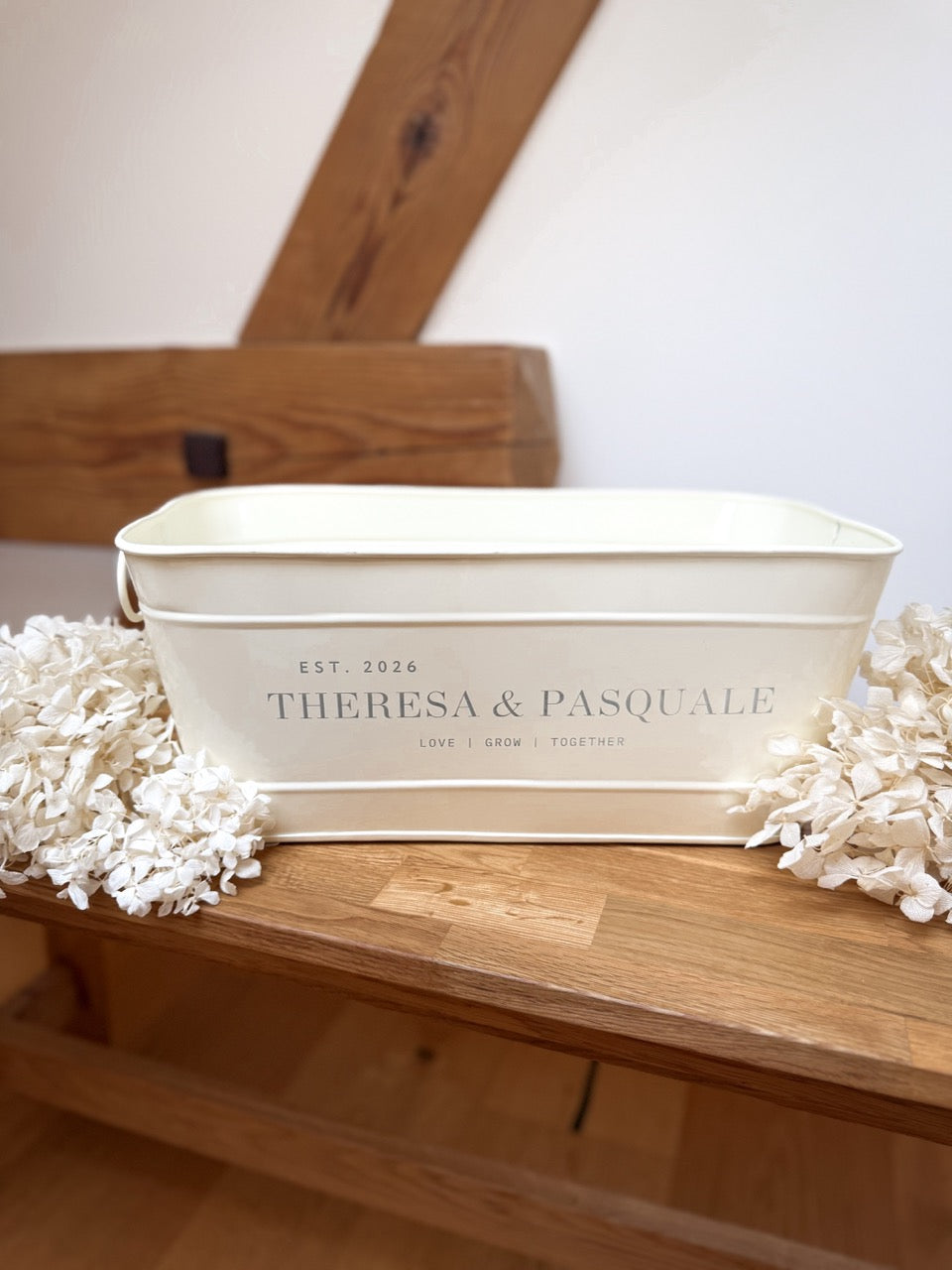 Personalisierter Metall-Blumenkasten für Paare | Hochzeitsgeschenk, Jahrestagsgeschenk oder Verlobungsgeschenk mit Namen & Jahreszahl