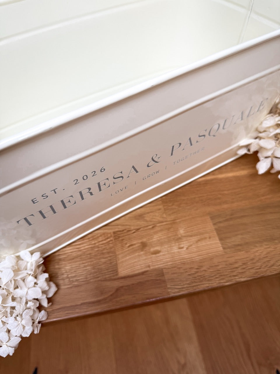 Personalisierter Metall-Blumenkasten für Paare | Hochzeitsgeschenk, Jahrestagsgeschenk oder Verlobungsgeschenk mit Namen & Jahreszahl