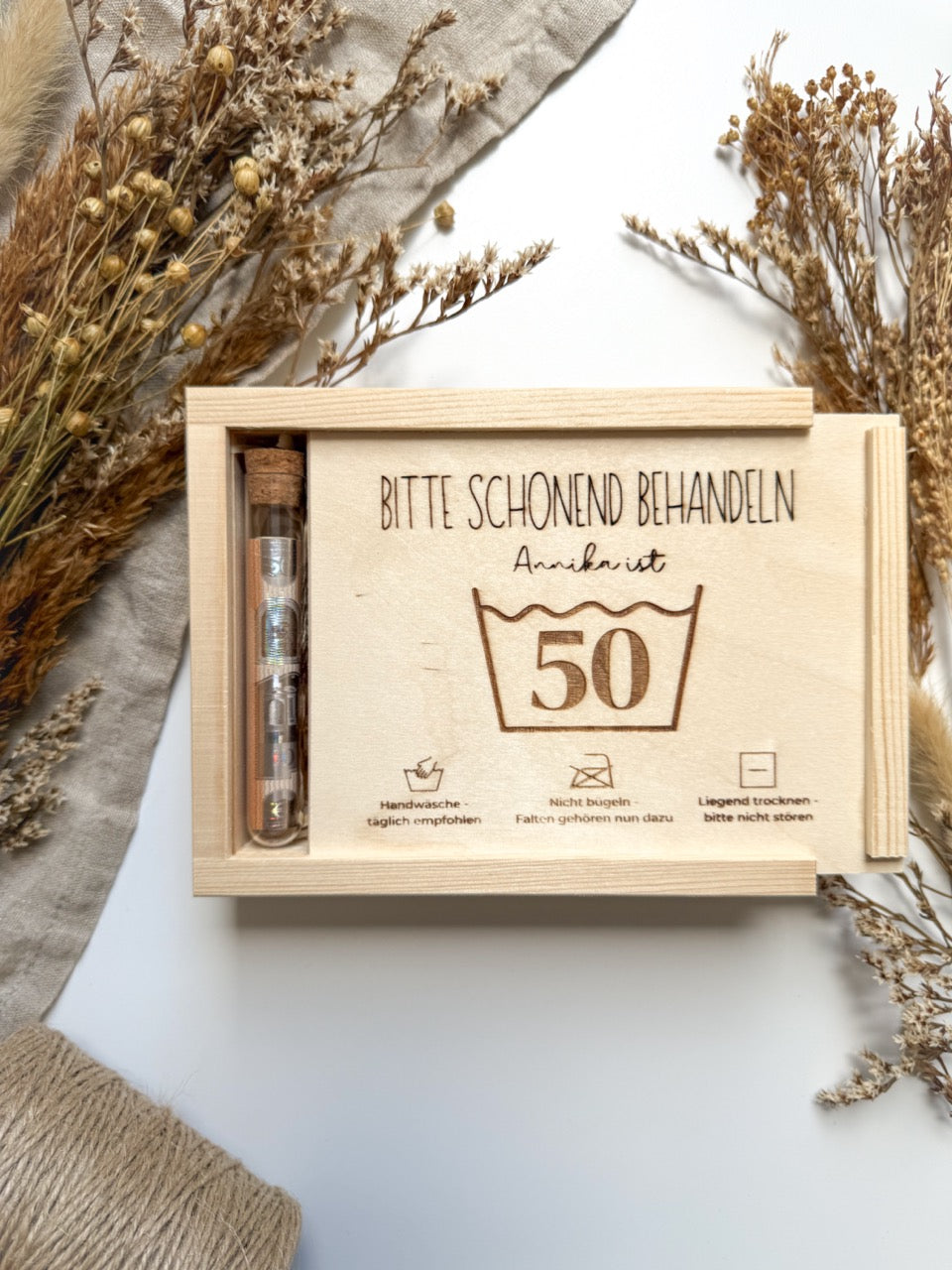 Personalisiertes Geldgeschenk mit Gravur & Namen zum 50. Geburtstag aus Holz