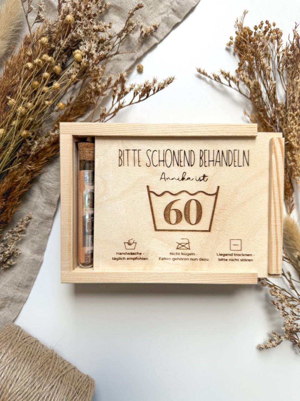 Personalisiertes Geldgeschenk mit Gravur & Namen zum 60. Geburtstag aus Holz