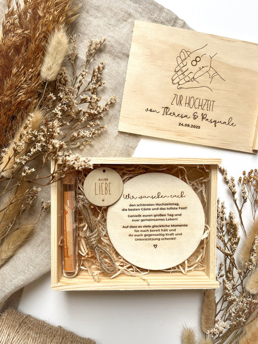 Personalisiertes Geldgeschenk aus Holz zur Hochzeit | Hände mit Ring