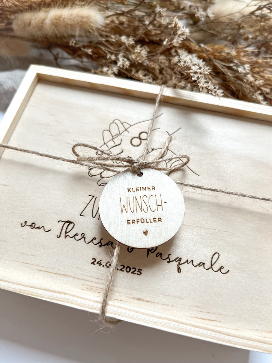 Personalisiertes Geldgeschenk aus Holz zur Hochzeit | Hände mit Ring