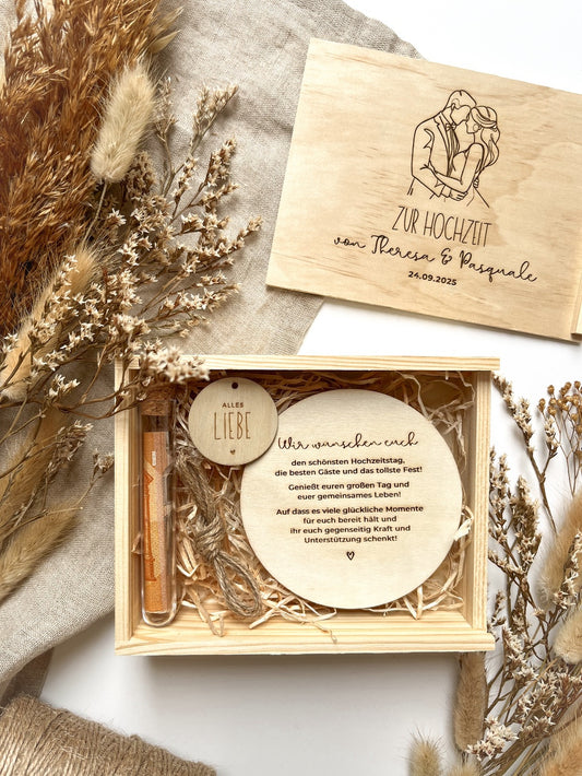 Personalisiertes Geldgeschenk aus Holz zur Hochzeit | Paar Kopf an Kopf