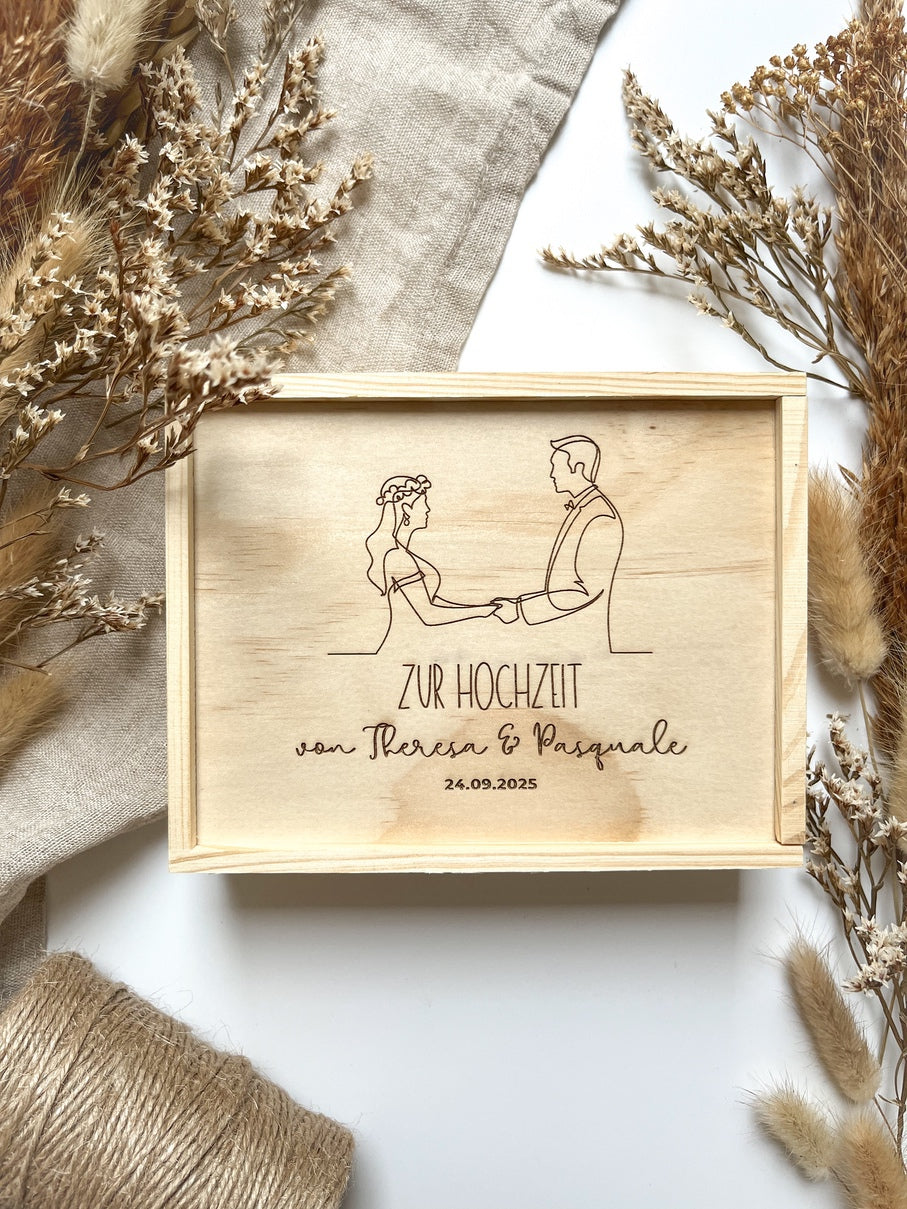 Personalisiertes Geldgeschenk aus Holz zur Hochzeit | Paar gegenüber