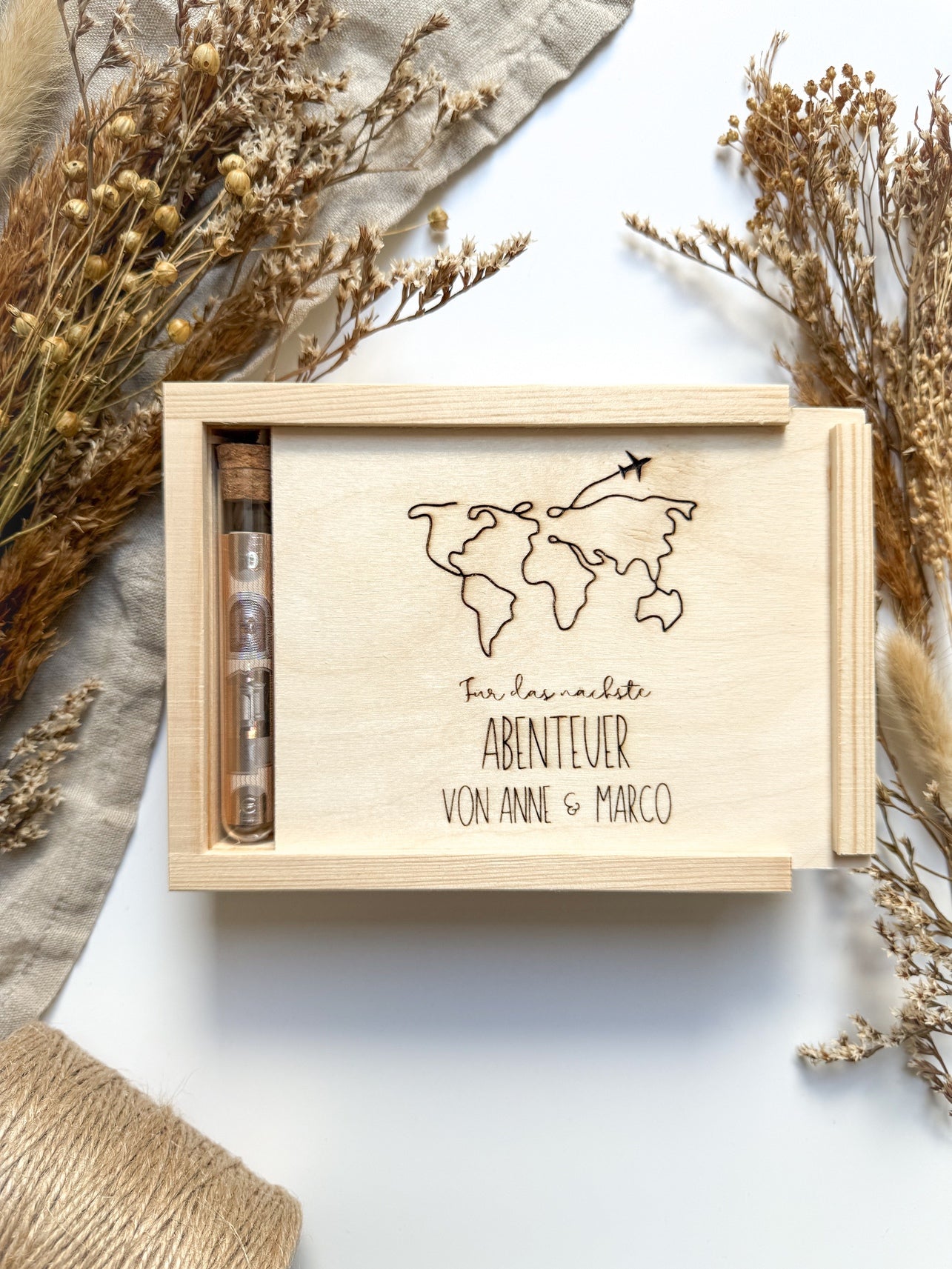 Geldgeschenk Weltreise personalisiert mit Namen aus Holz