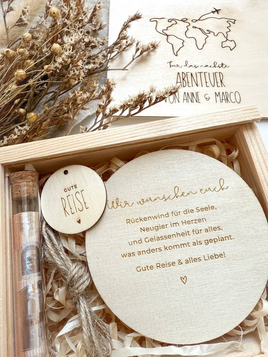 Geldgeschenk Weltreise personalisiert mit Namen aus Holz